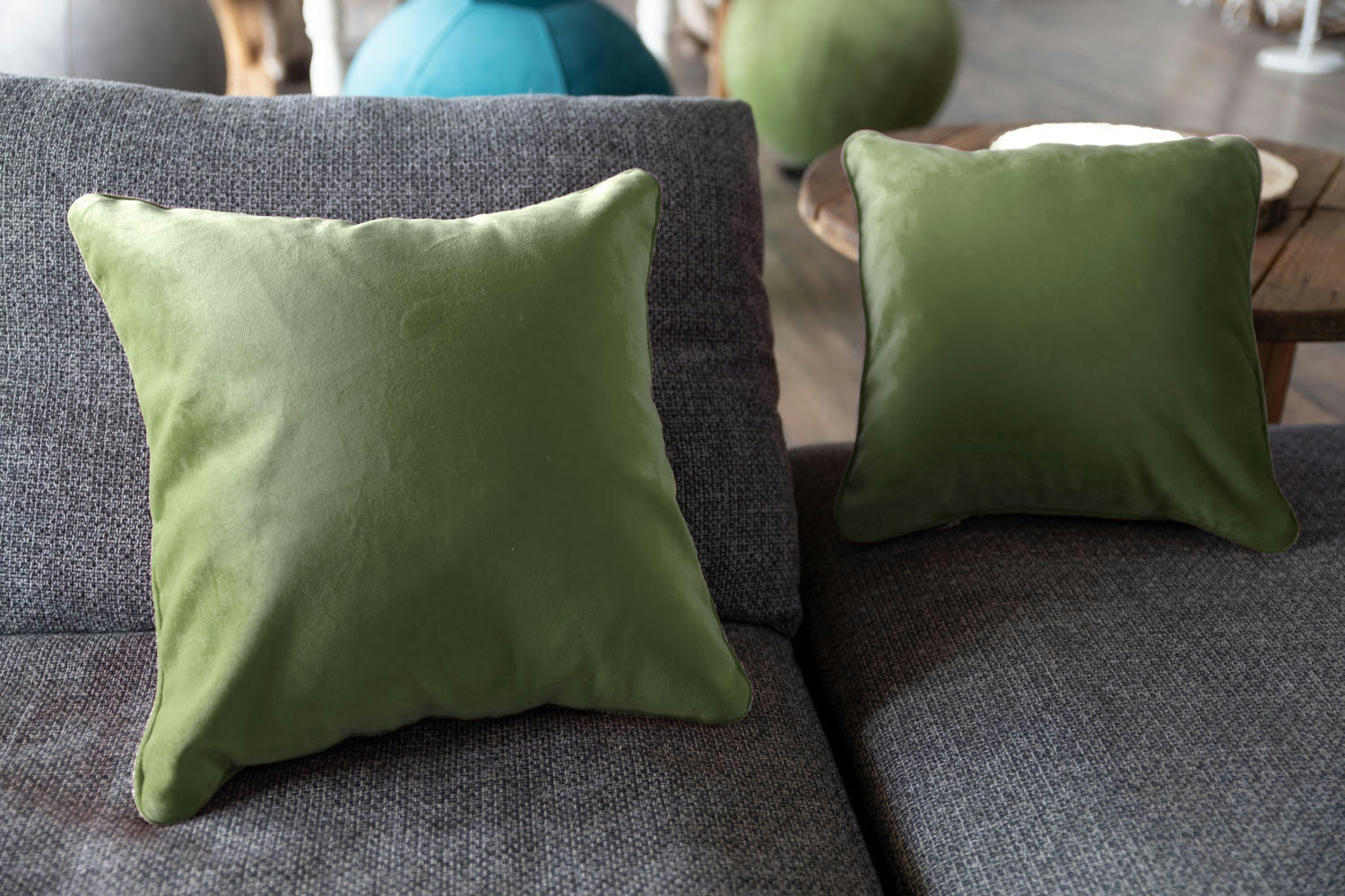 COUSSIN DÉCO - Coussin garni en velours sauge