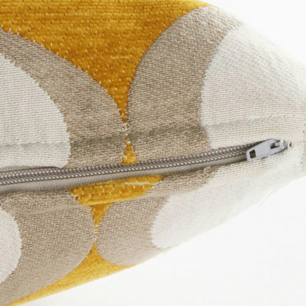 TWIGGY - Coussin tissé jacquard motifs graphiques jaune moutarde, blancs et beiges 45x45