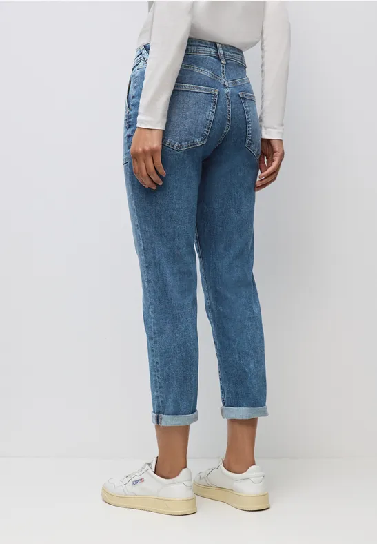 Jeans mit Destroyed Details