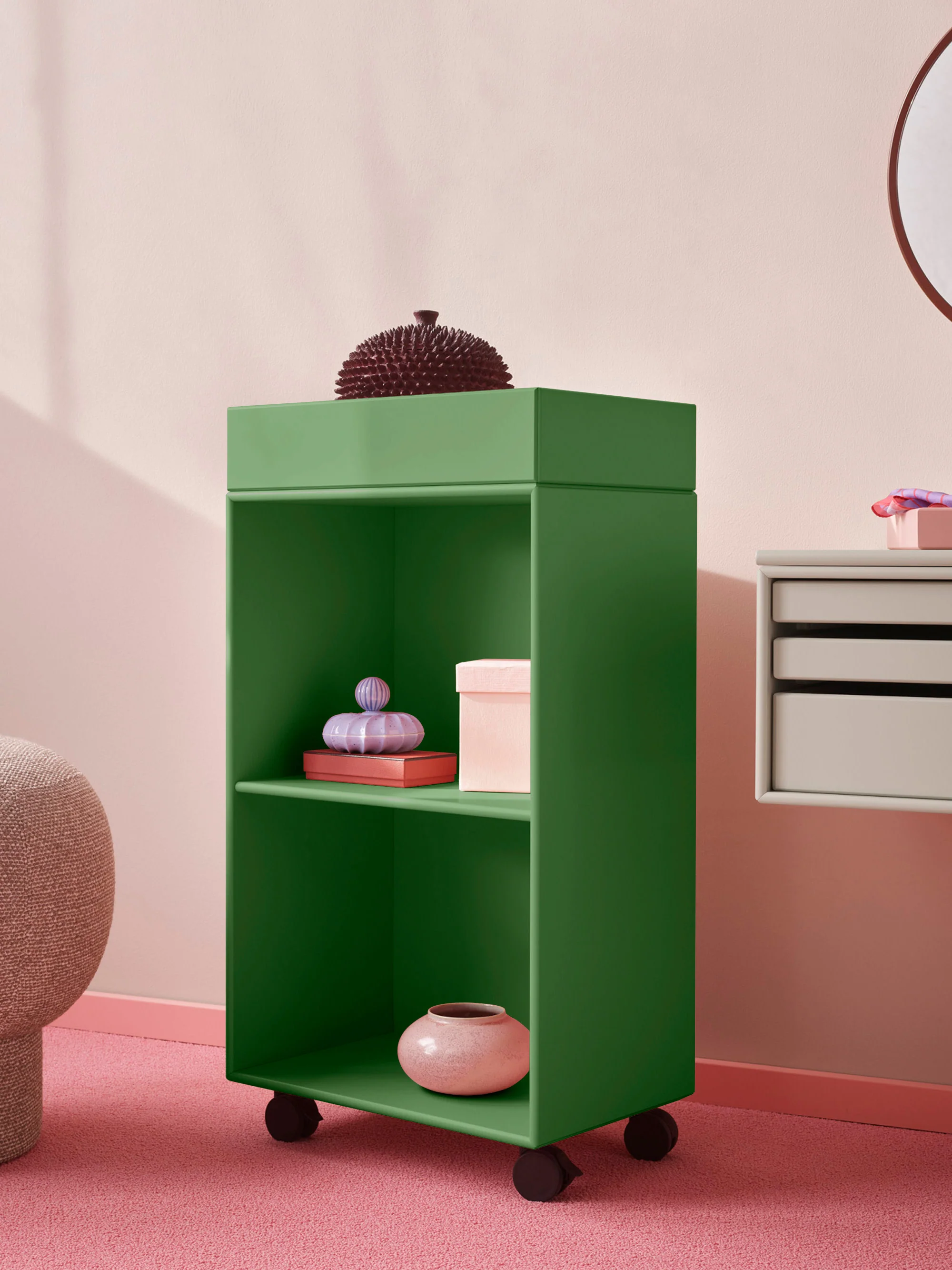 Handgefertigter Badezimmerschrank Preppy mit Rollen