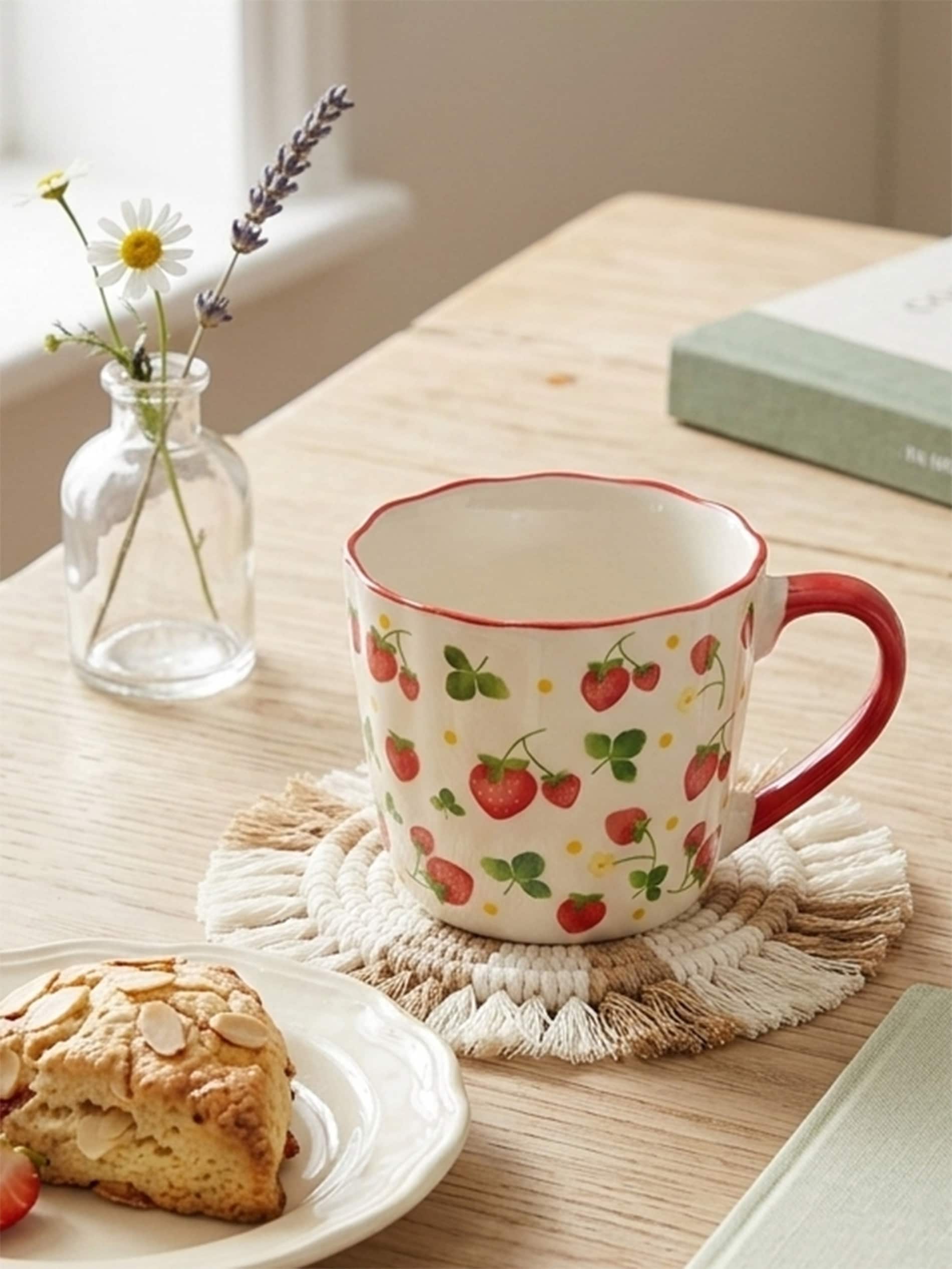 Ceramiczny kubek z motywem truskawek