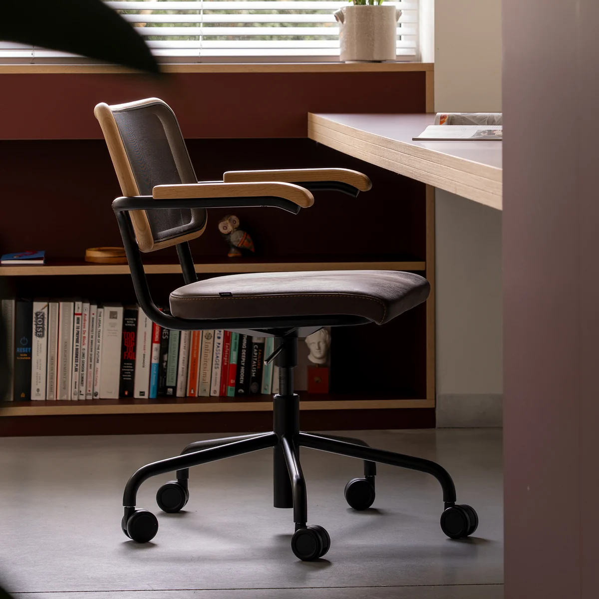 Thonet - S 64 NDR Bürostuhl, schwarz / Nussbaum geölt / Netzgewebe schwarz (Pure Materials)