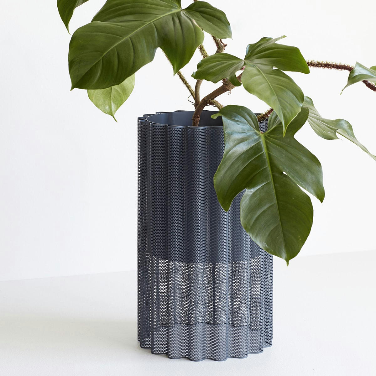 FLOW - Pot avec pied en métal gris H45