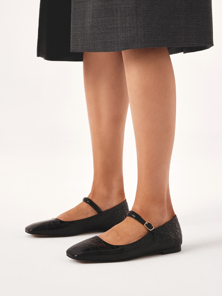 Stamped leather flat sole pumps