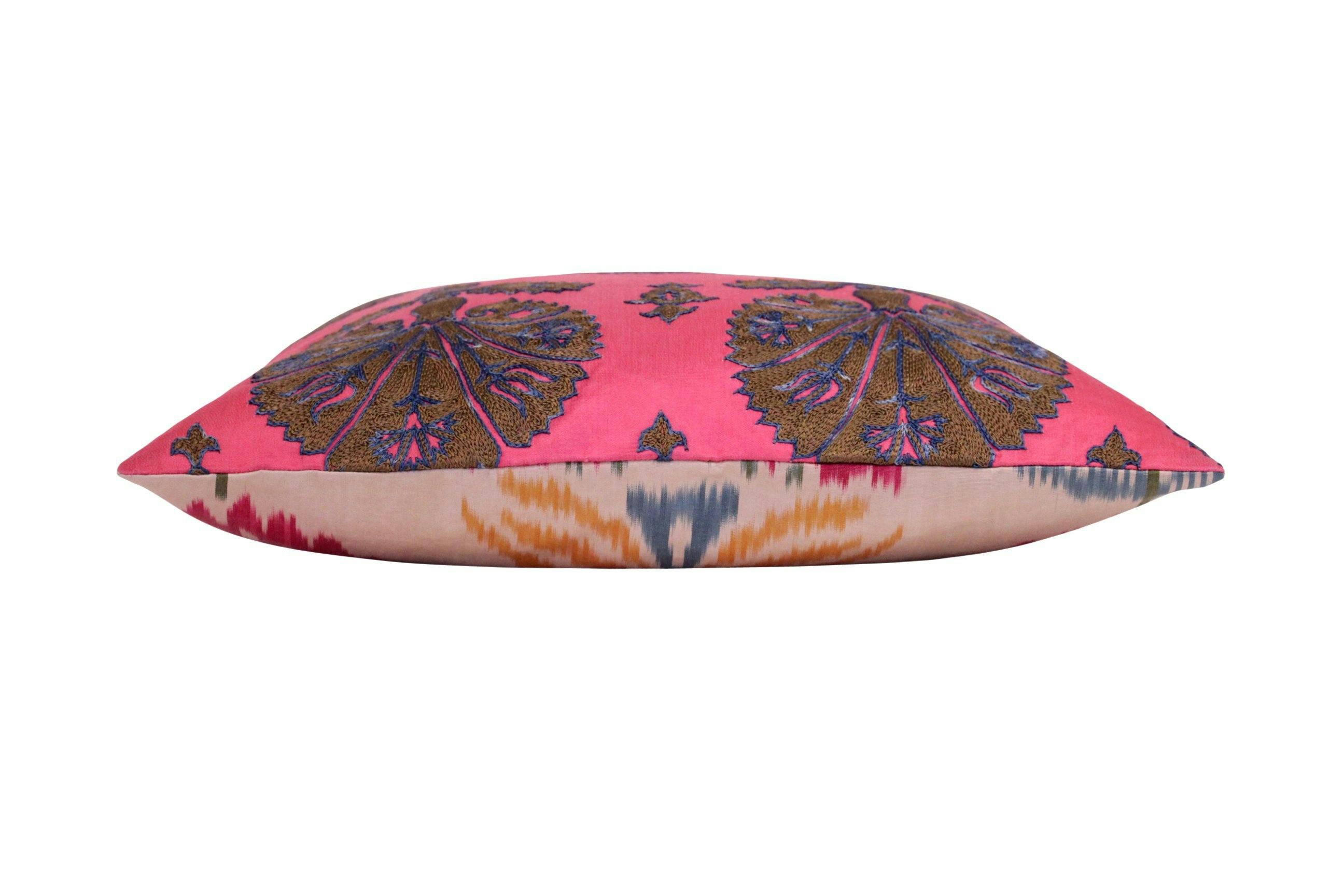 - Housse de coussin double soie ikat brodé  50x50 rose