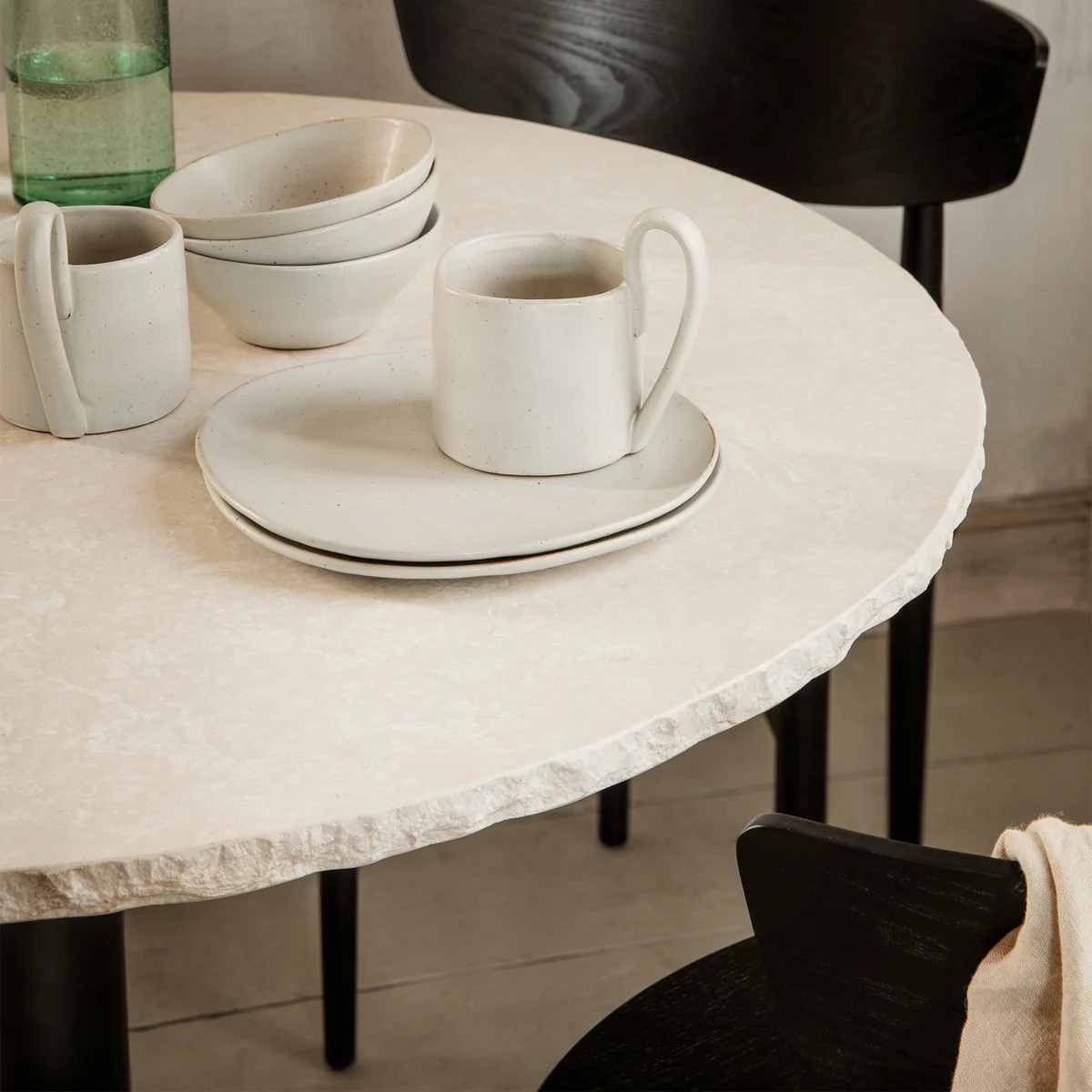 Ferm Living - Mineral Tisch Marmor Ø 90 cm, weiß / schwarz