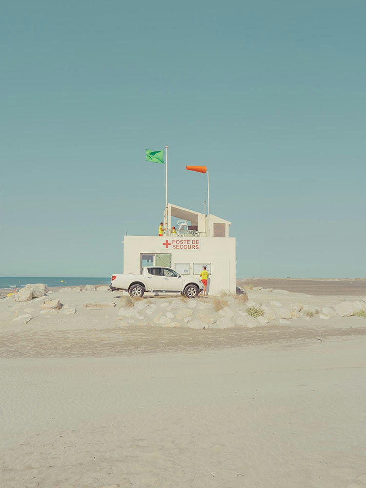 POSTE DE SECOURS - Photographie d'art de Laura Sanchez 60x80 cm sur alu