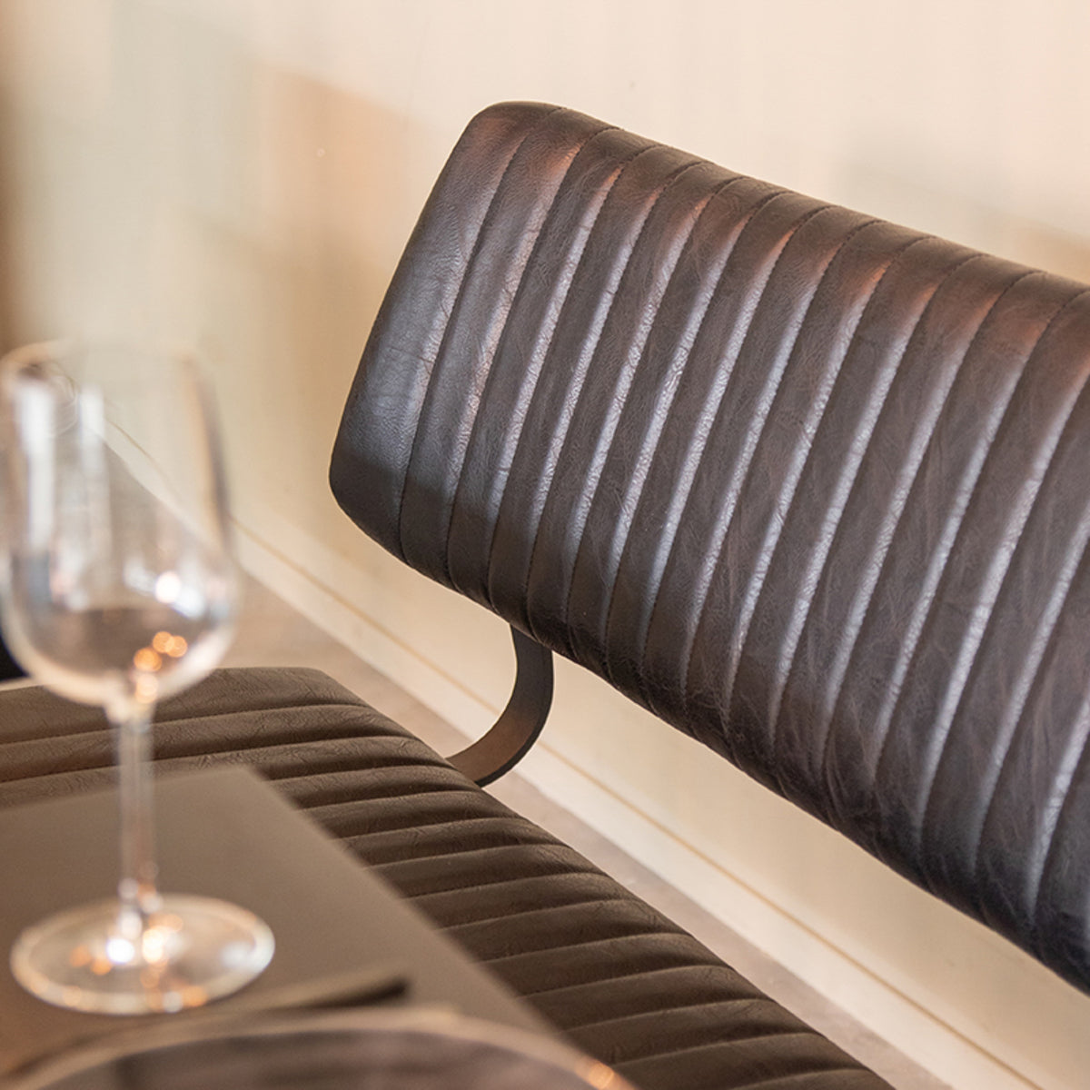 LABEL51 - Eetkamerbank Gusto - Donkerbruin PU - Zwart Metaal