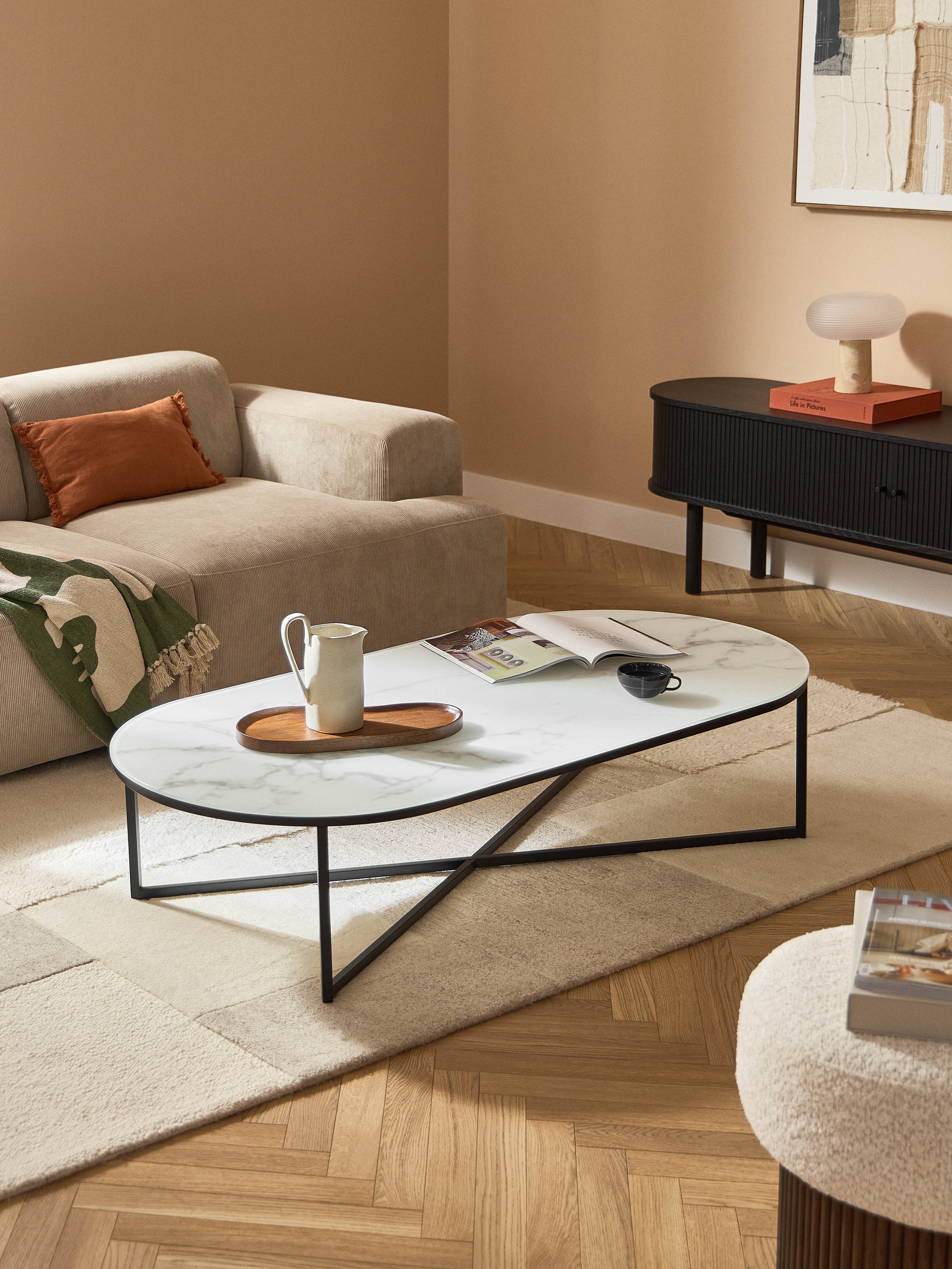 Ovaler Couchtisch Antigua mit Glasplatte in Marmor-Optik