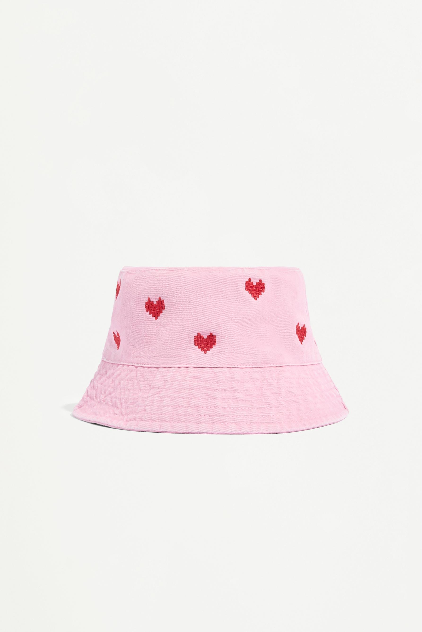 Gorro bucket bordado corazones
