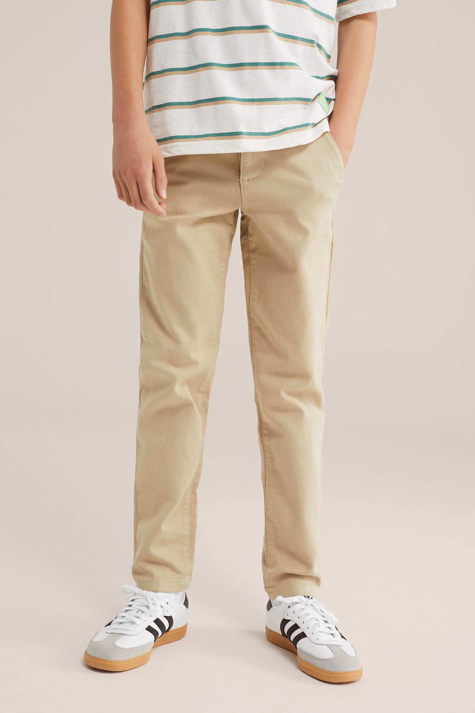 Jongens slim fit chino van jogkwaliteit