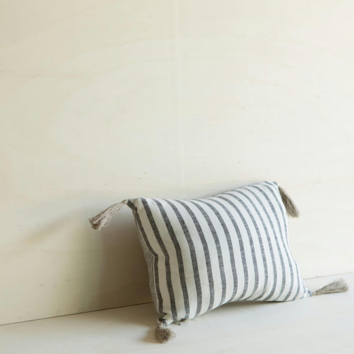 LES ESSENTIELS - Housse de coussin en lin lavé rayé noir/crème25x35