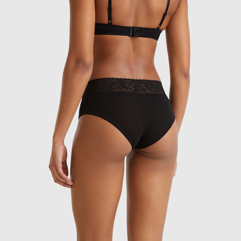 Boyshort underwear with lace edge