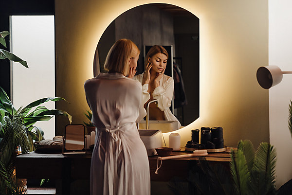 Miroir LED 70x80 cm style épuré lumière chaude 1 pc