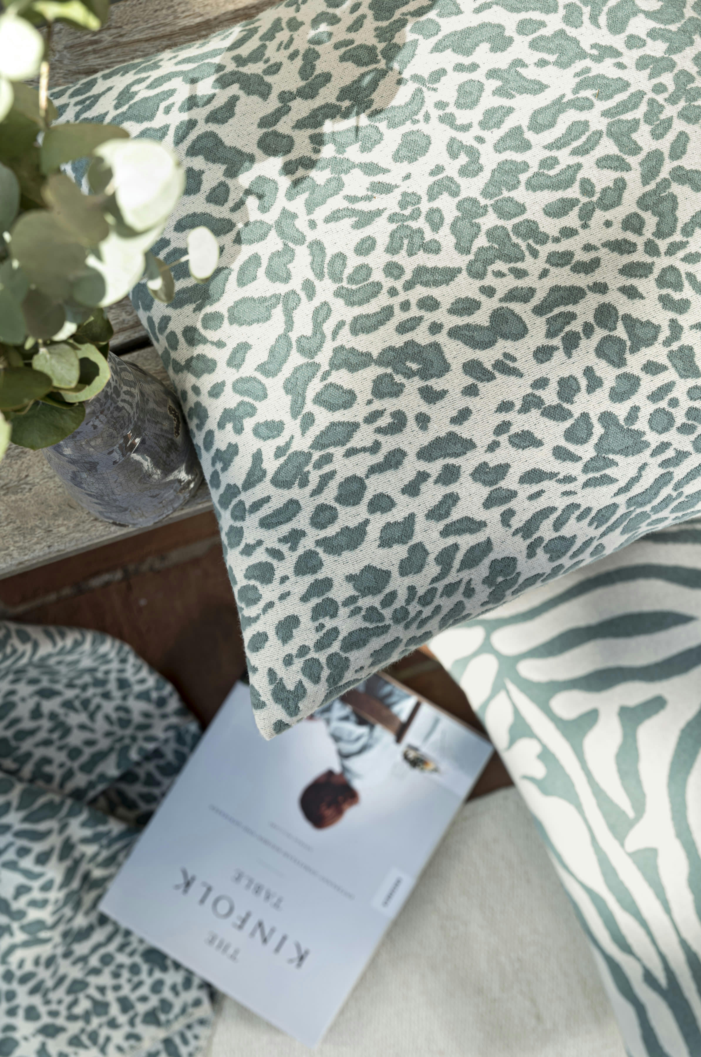 LEOPARDO - Housse de coussin jacquard motif léopard jade 50x50