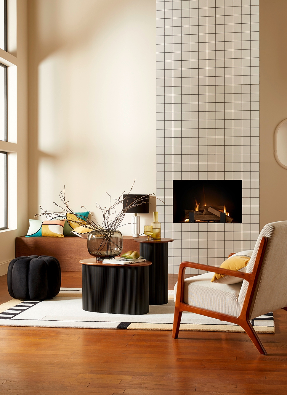 POUF EN VELOURS - DÉCOUPE TRAVAILLÉE NOIR