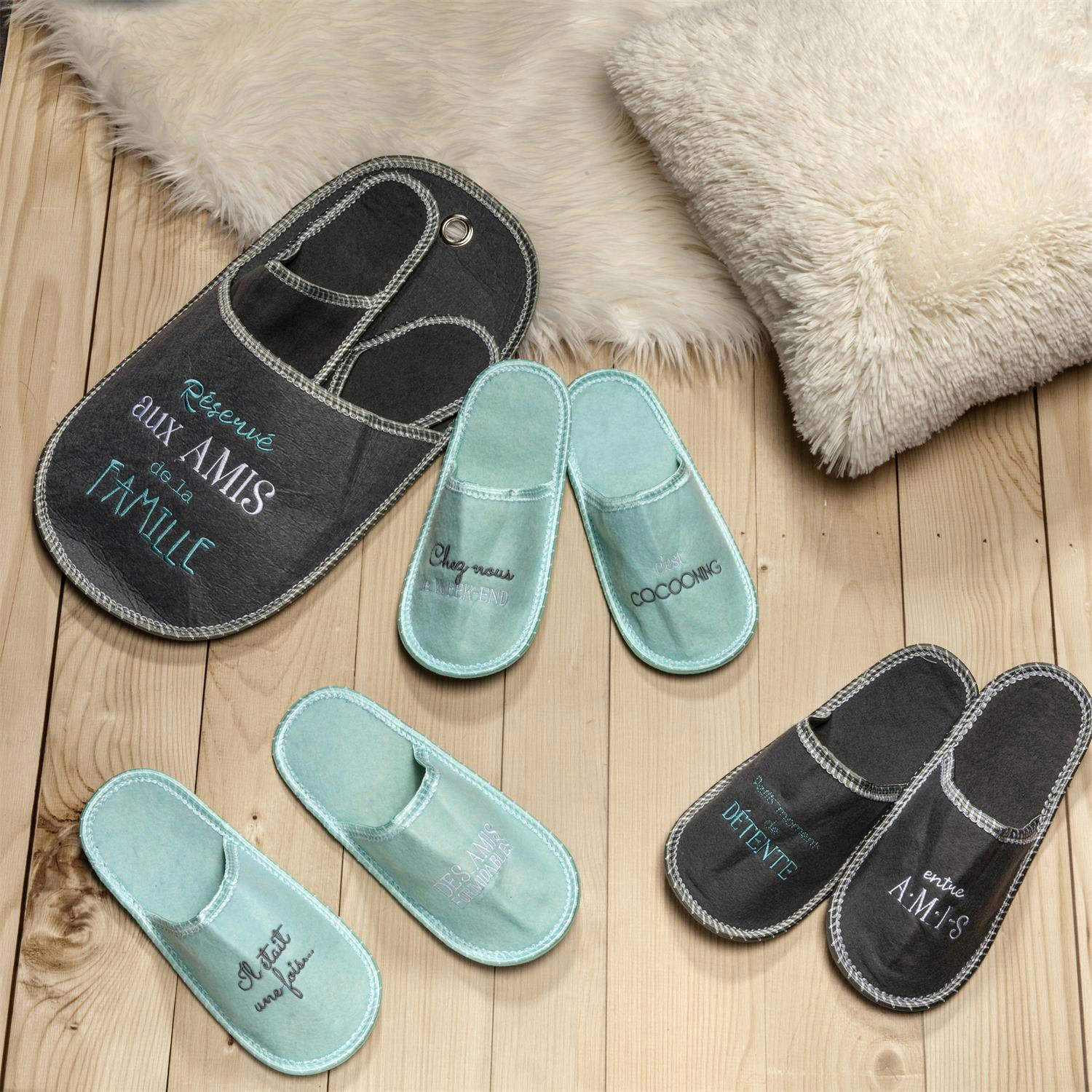 - Porte chaussons invités avec 4 paires de chaussons family
