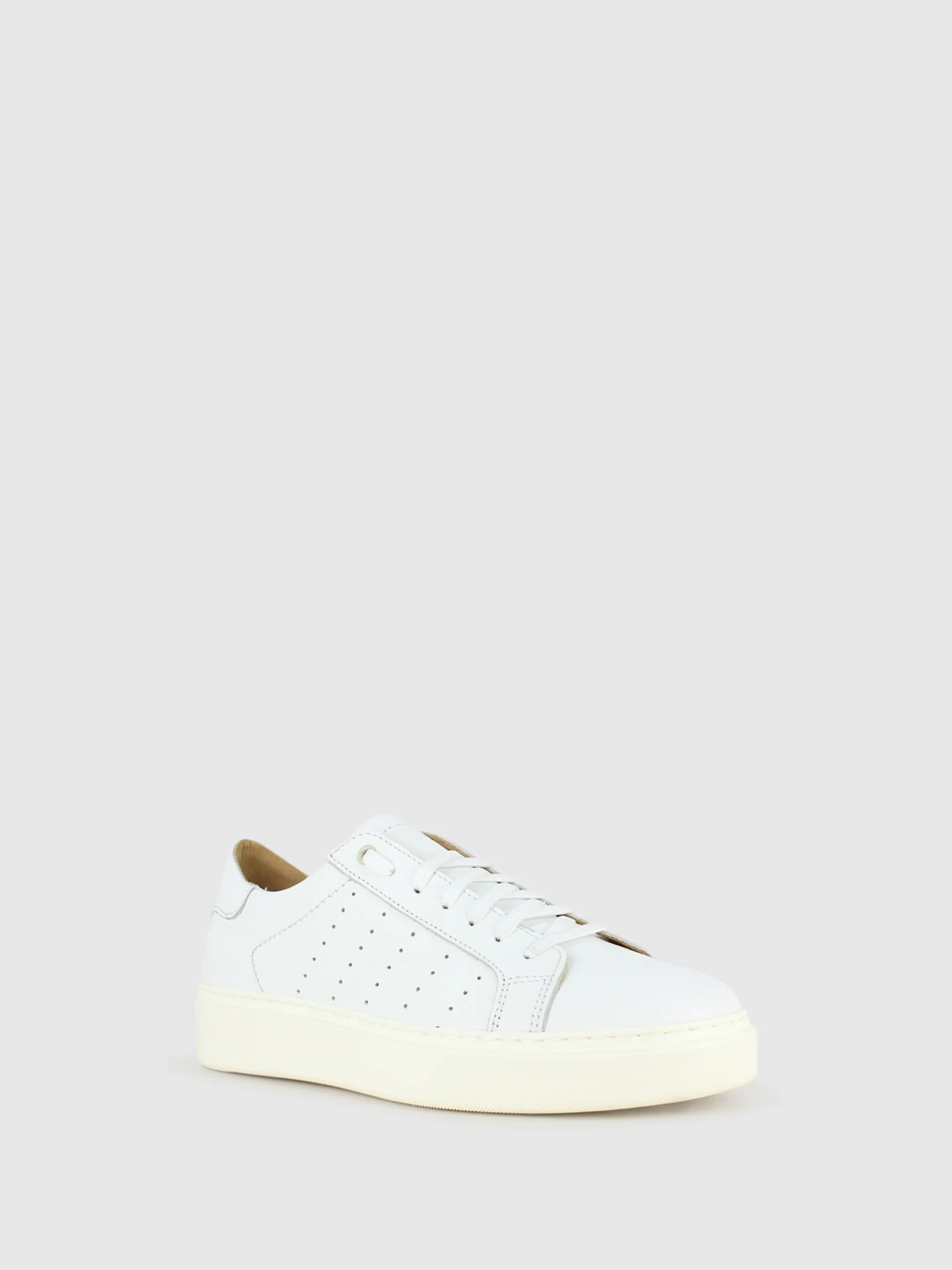 Ténis com Atacadores em Branco