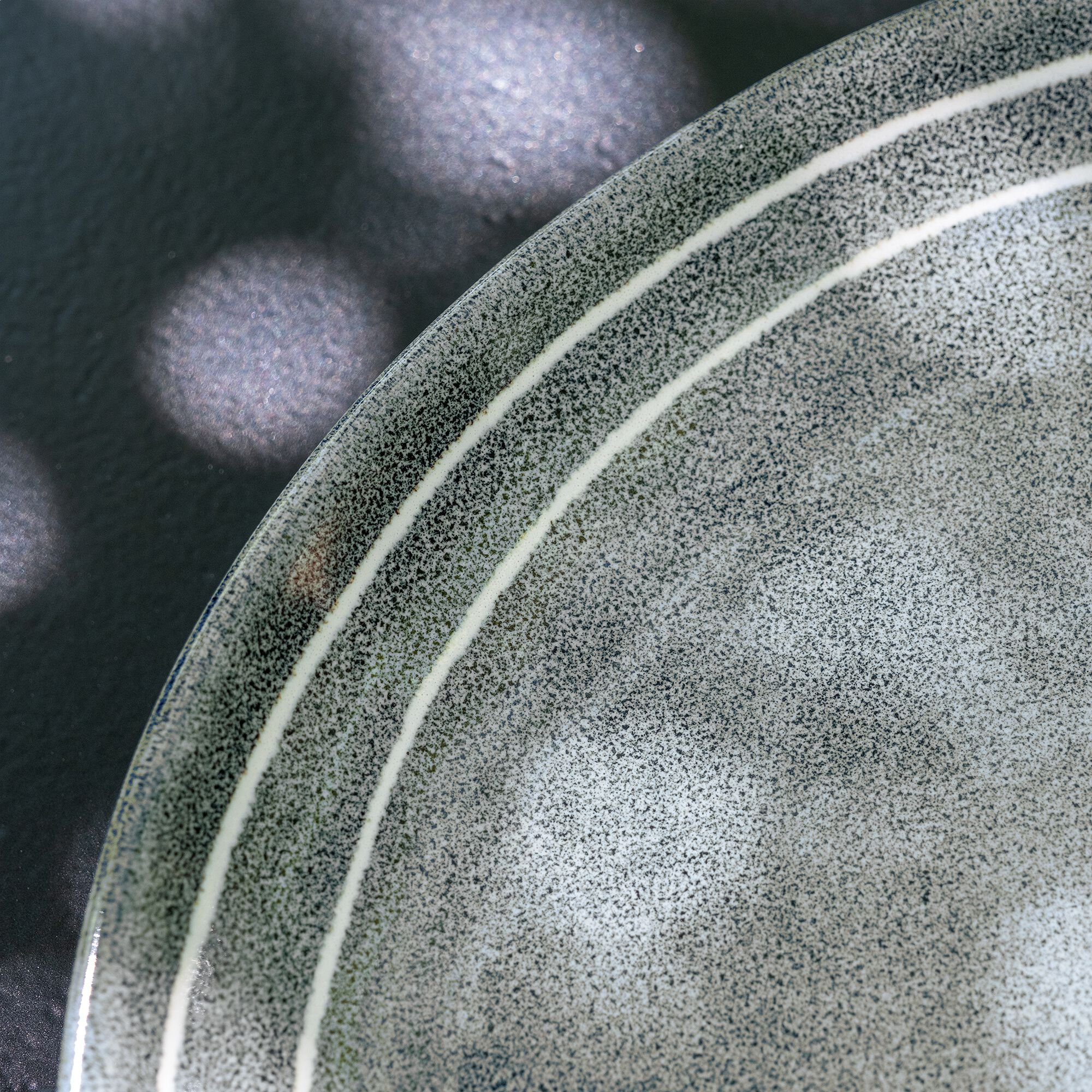 MACAO - Assiette plate à rayures en grès D27,5cm - bleu calaluna