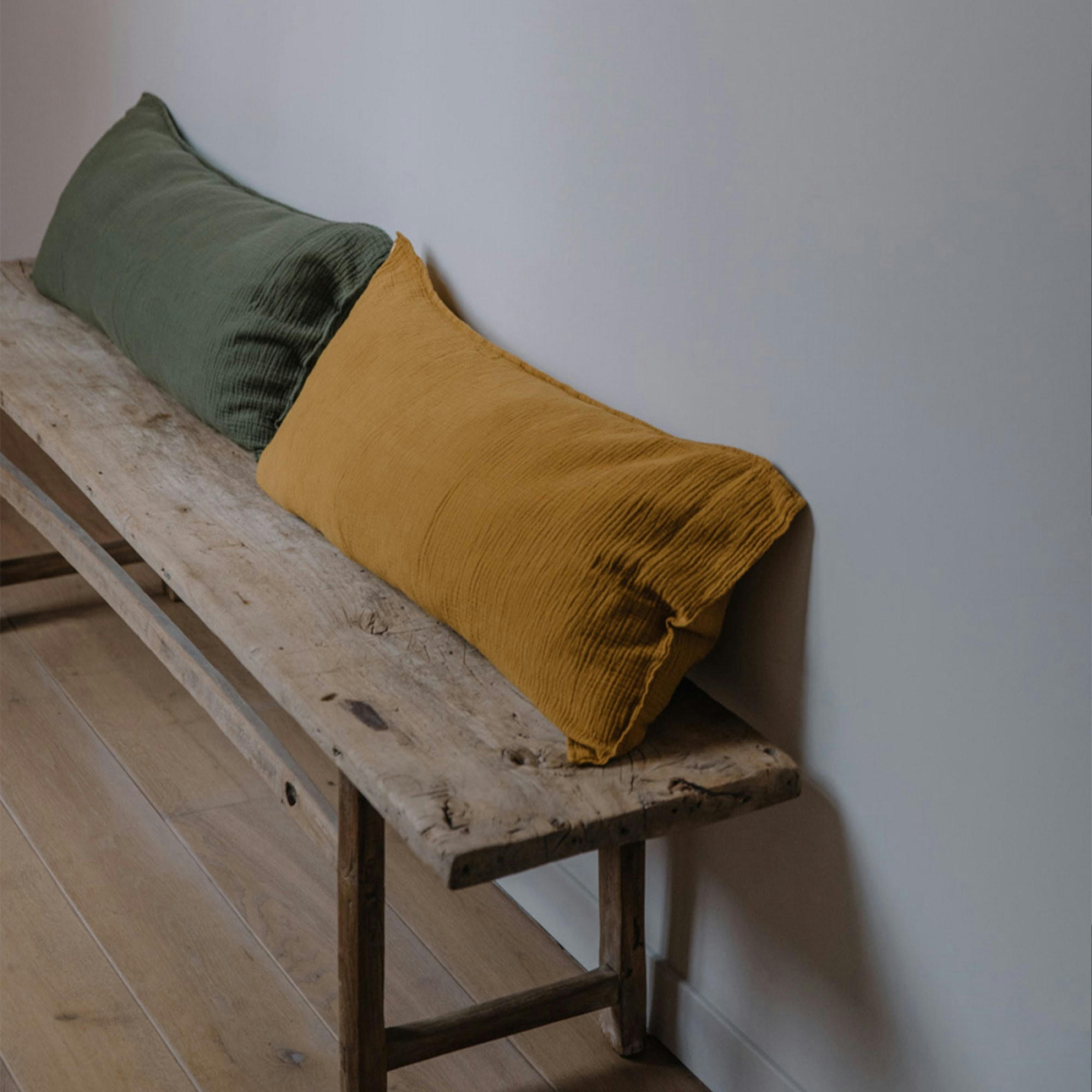 - Grand coussin en double gaze de coton jaune safran