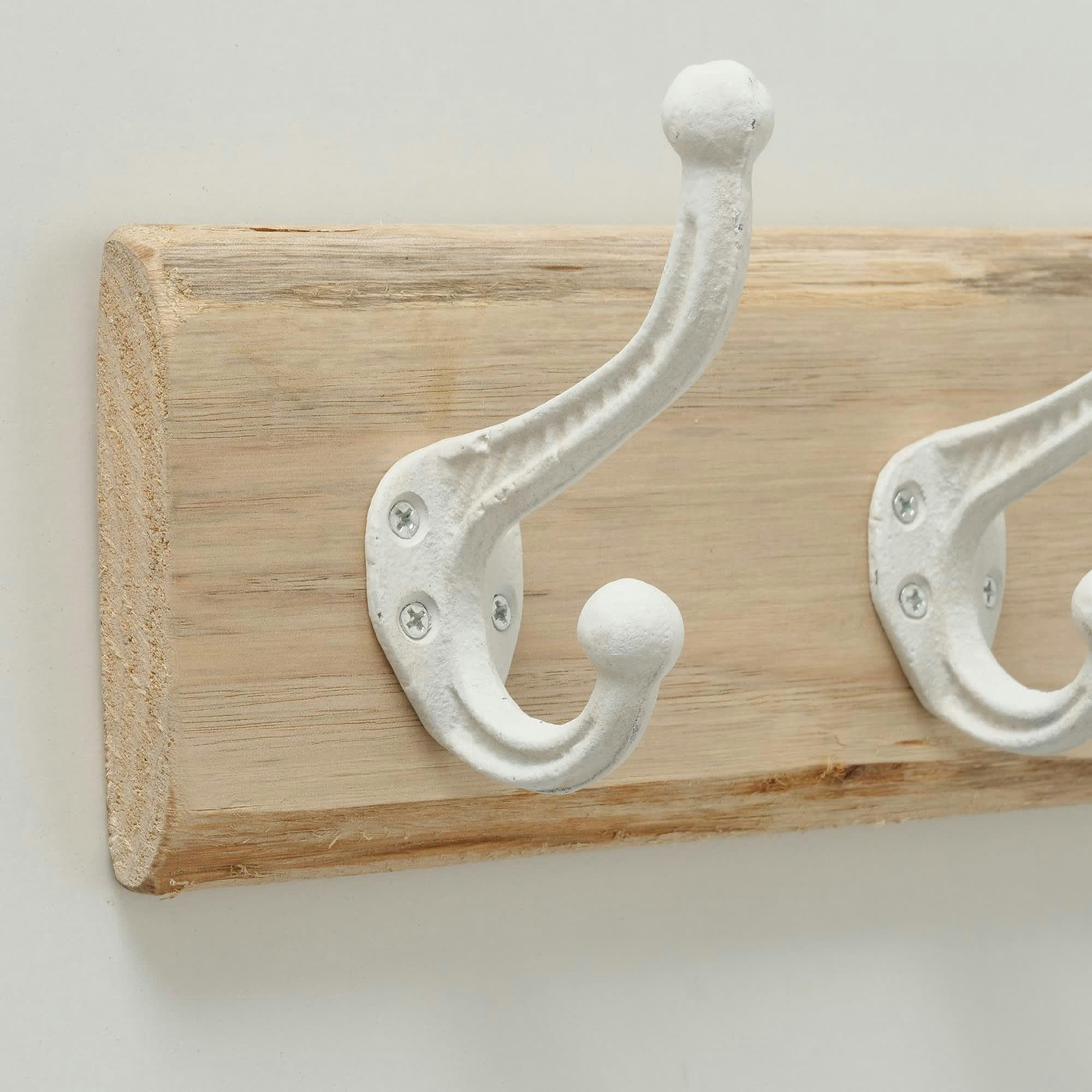- Portemanteau mural à 5 accroches en bois de chêne et métal blanc