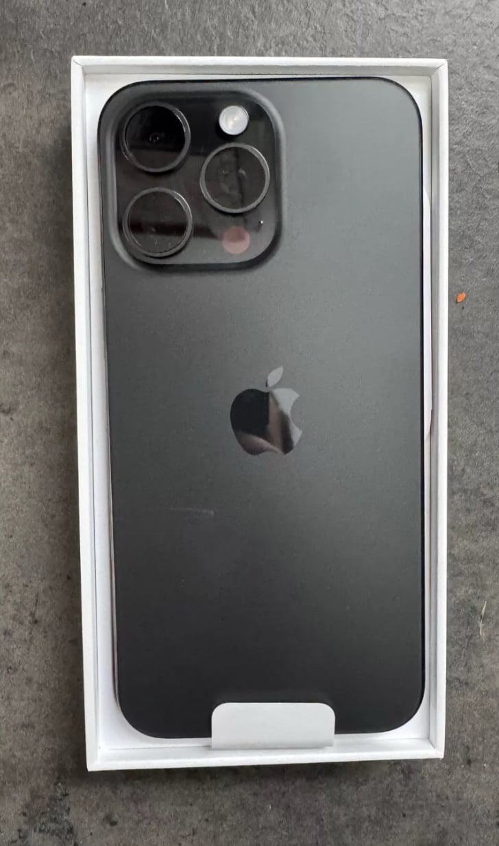 iPhone 15 pro max 1B factory unlocked