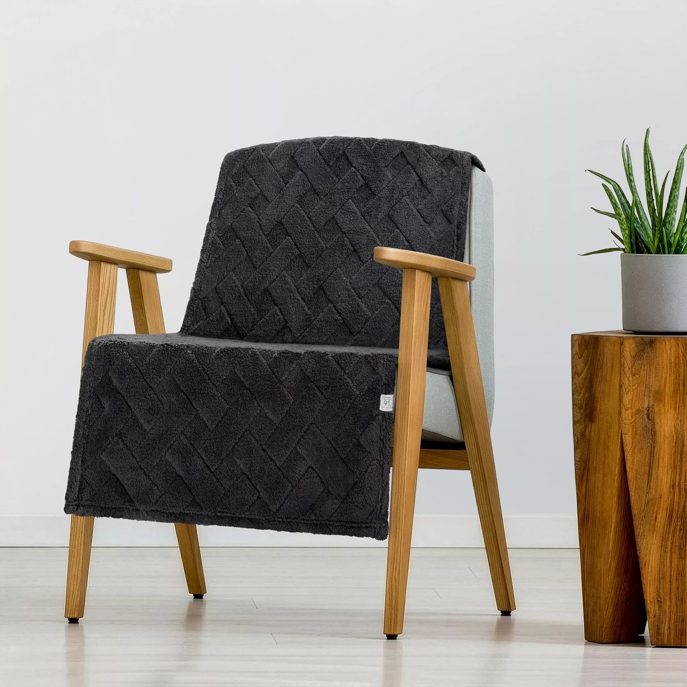 Narzuta na fotel-koc flano 70x160 cm czarna zdobiona wytłaczanym wzorem CARO Design 91