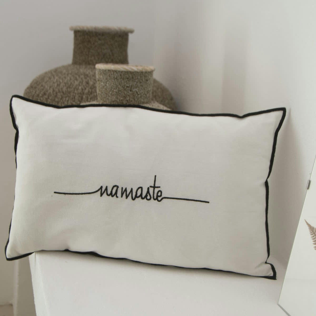 NAMASTE - Housse de coussin coton  50x30 noir