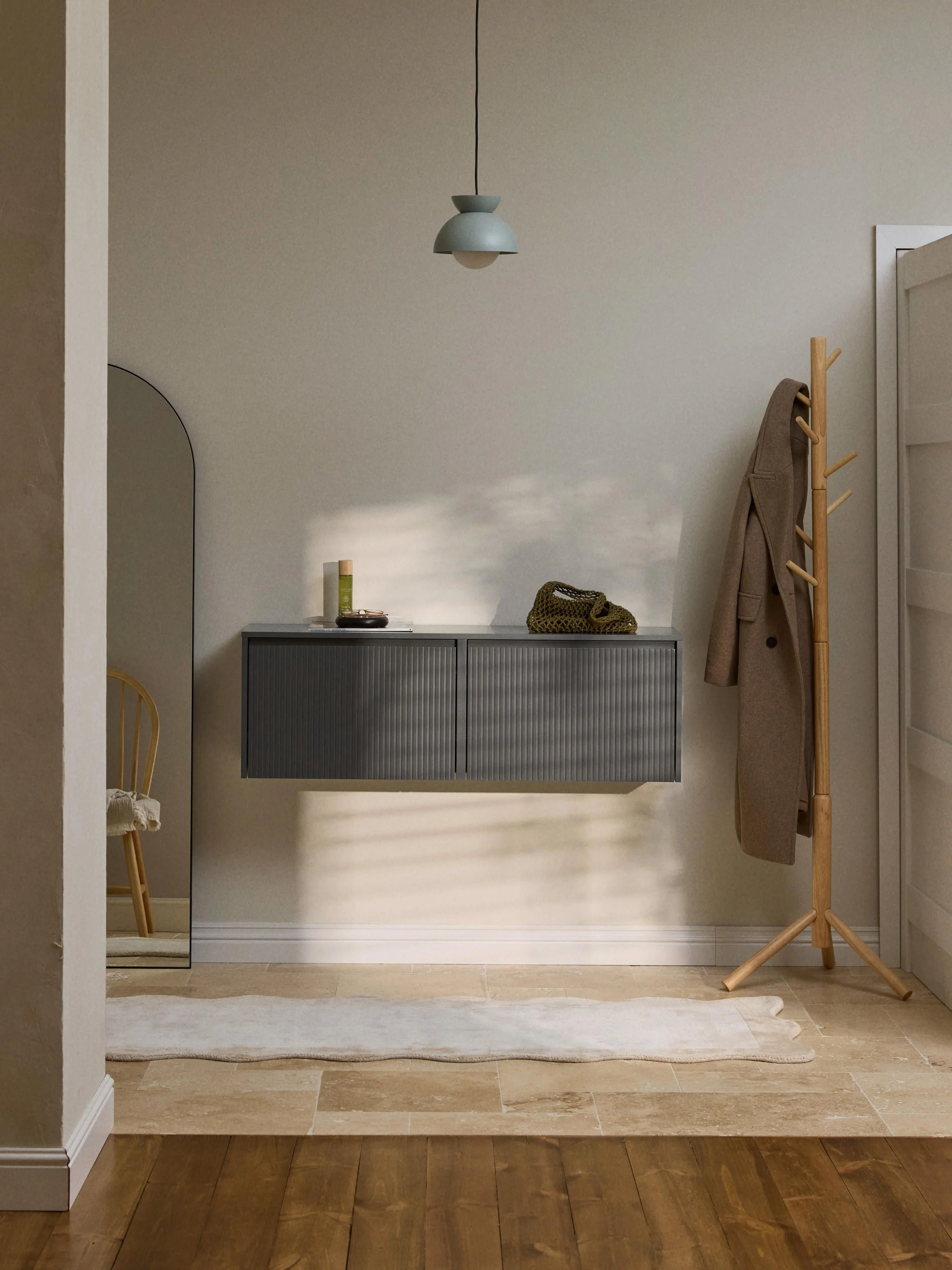 Wand-Schuhschrank Shea mit Klappfächern und geriffelter Front