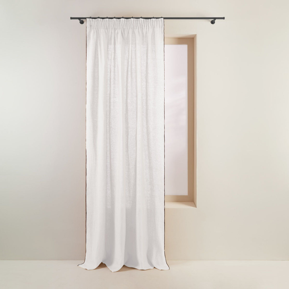 Madura Gordijn Carlina puur witte en zwarte hommel 135x350 cm