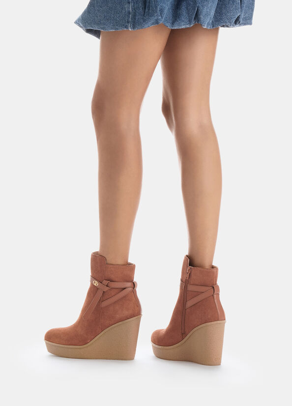 Stivaletti in suede con zeppa