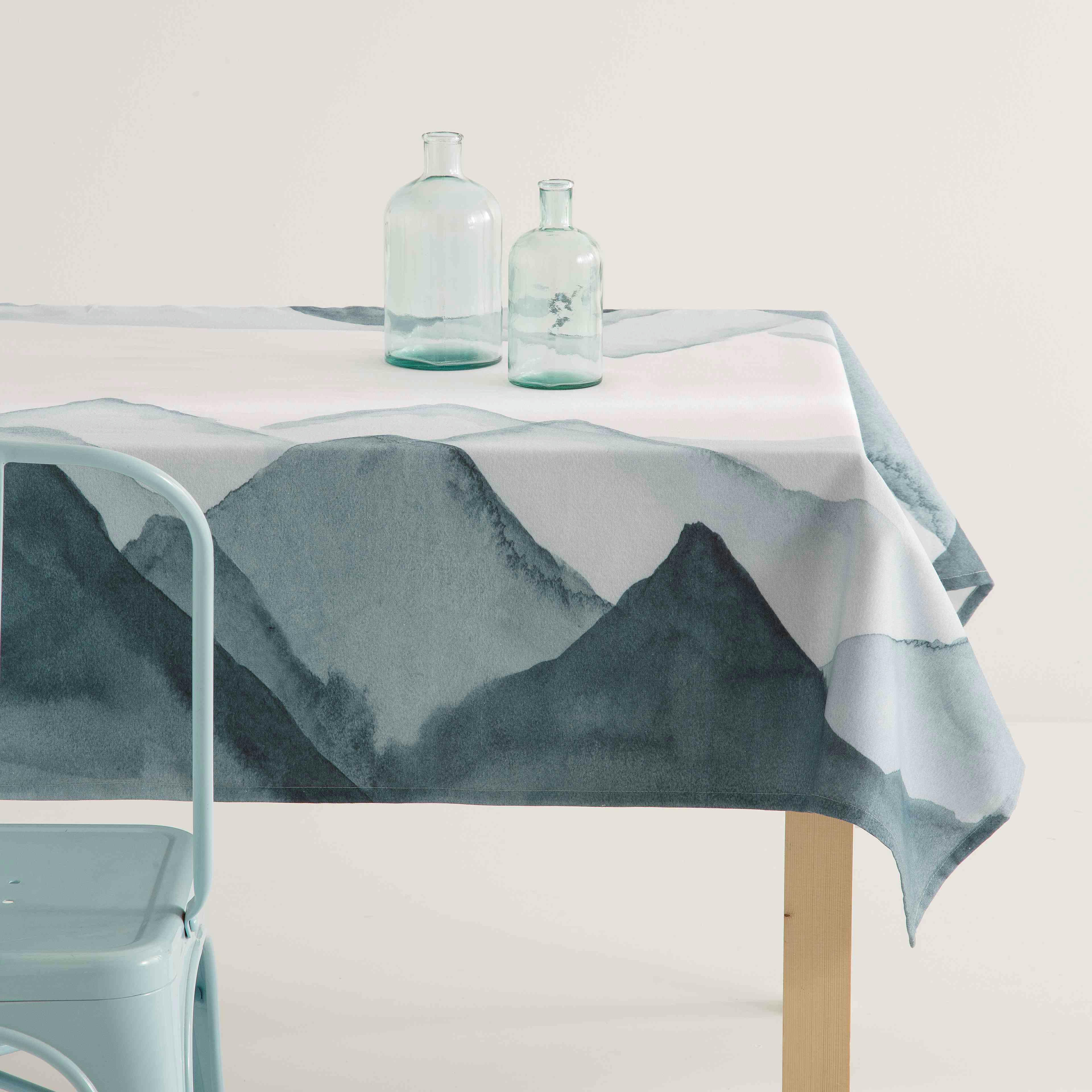 MONTAIN BLUE - Nappe imprimée bleu avec traitement anti-taches en coton 140x300 cm