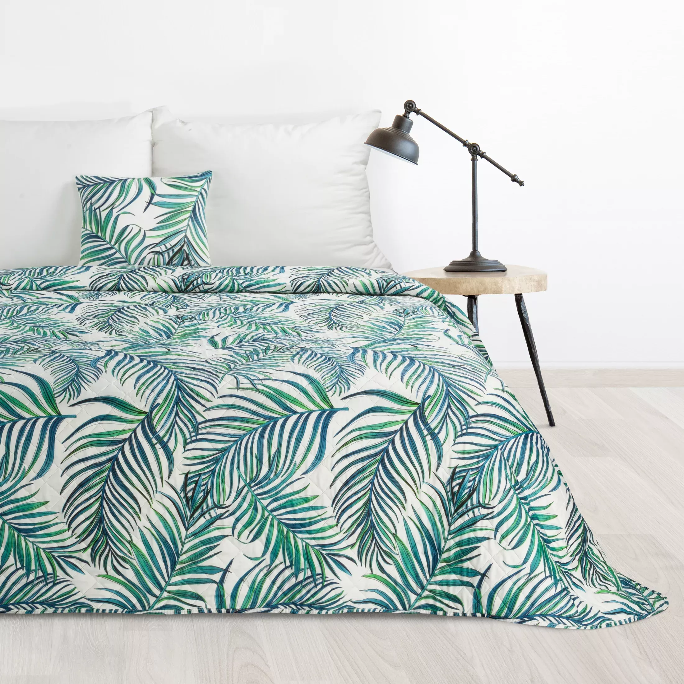 Narzuta biało, niebieska 200x220 cm z nadrukiem palmowych liści pikowana techniką hot press PALMS 2 Design 91