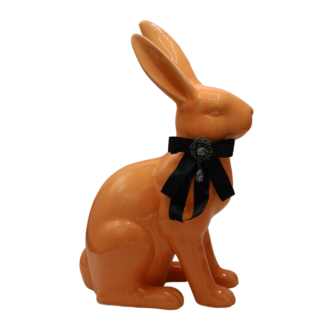 Figurka - morelowy królik z kokardą 37x23x13,5 cm z broszką i koralikiem