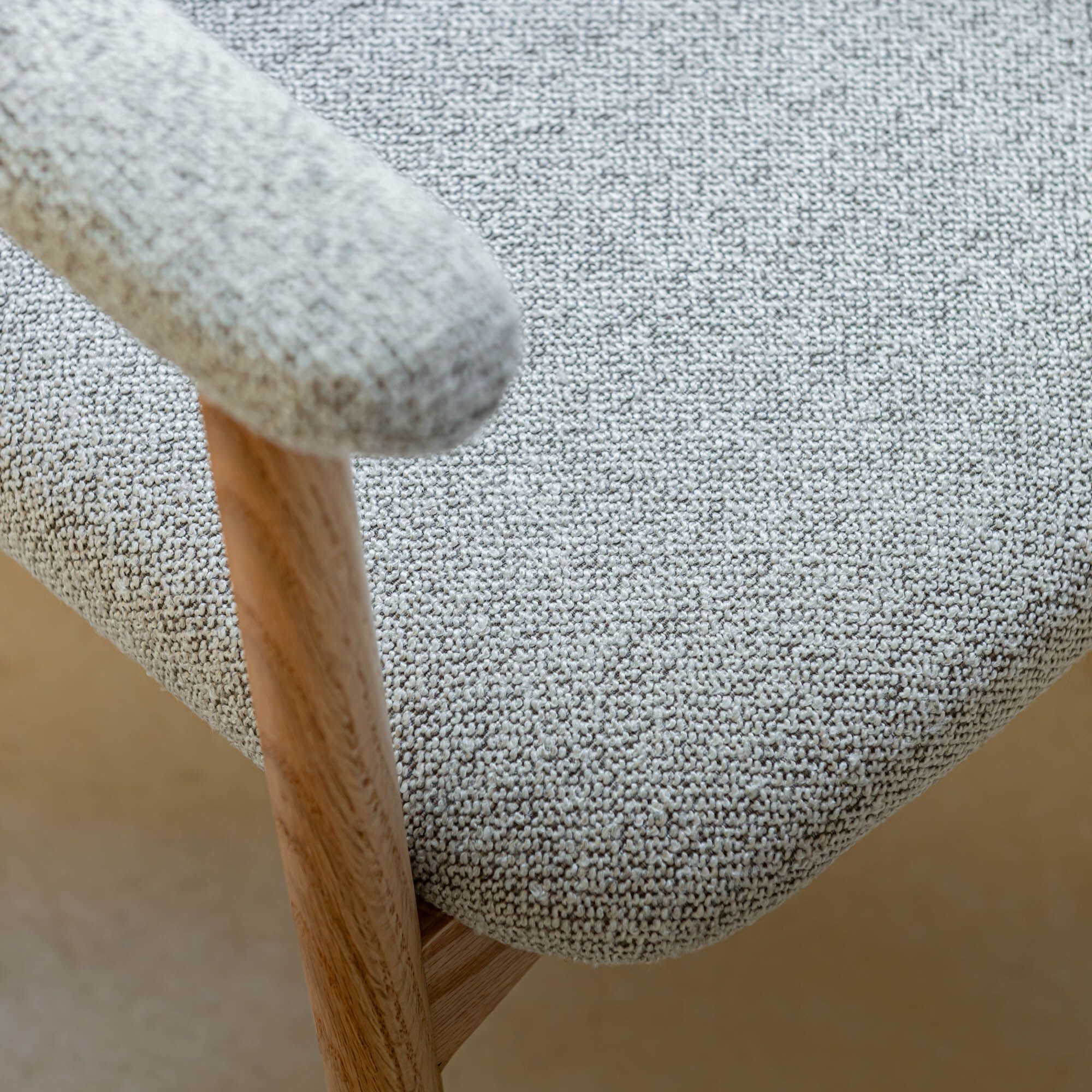 ADDI - Chaise de repas avec accoudoirs en bois et tissu - gris