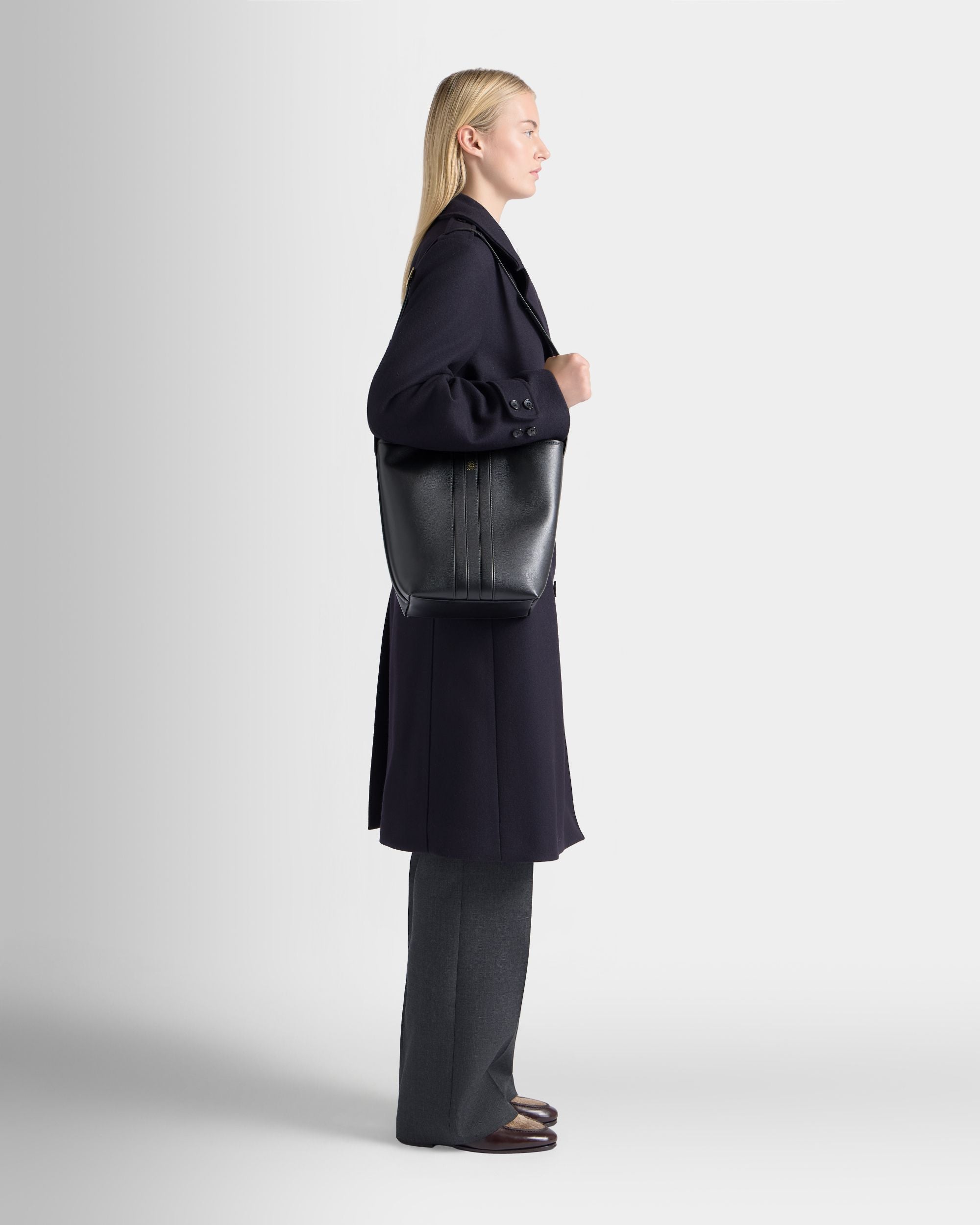 Signature Beuteltasche Aus Schwarzem Leder