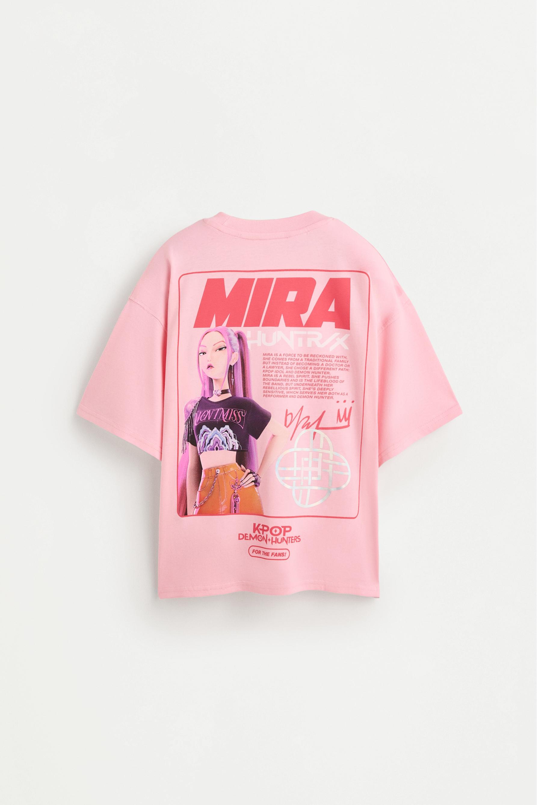 Camiseta Mira Huntrix K-Pop Demon Hunters ™/© Netflix