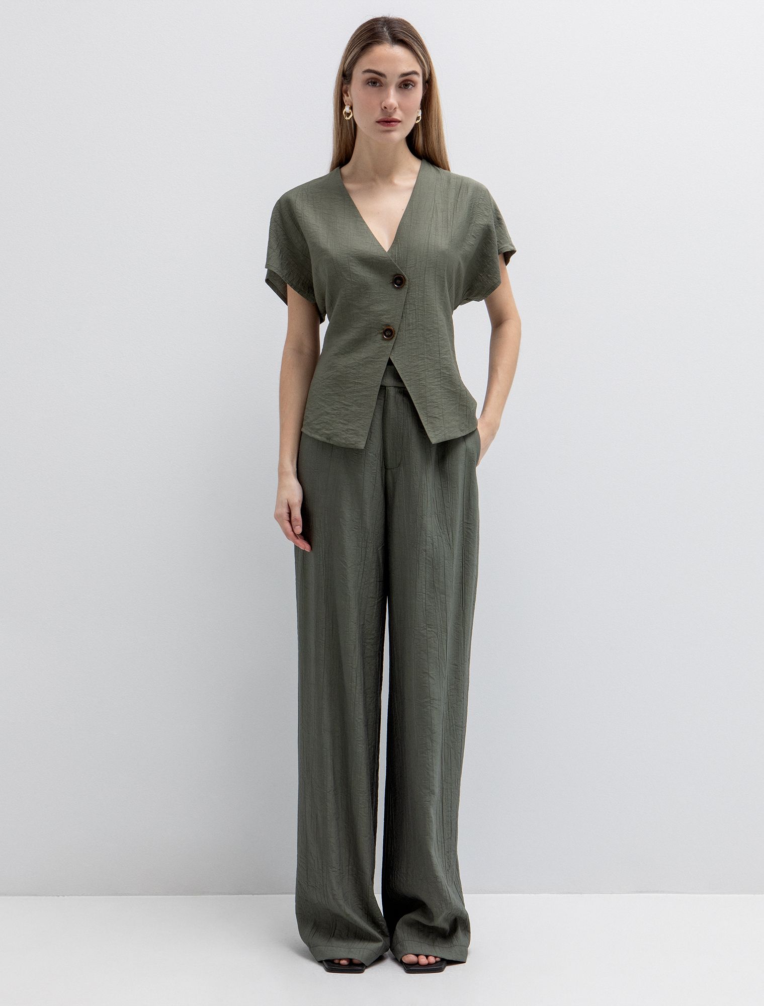 Ασύμμετρη μπλούζα με κουμπιά