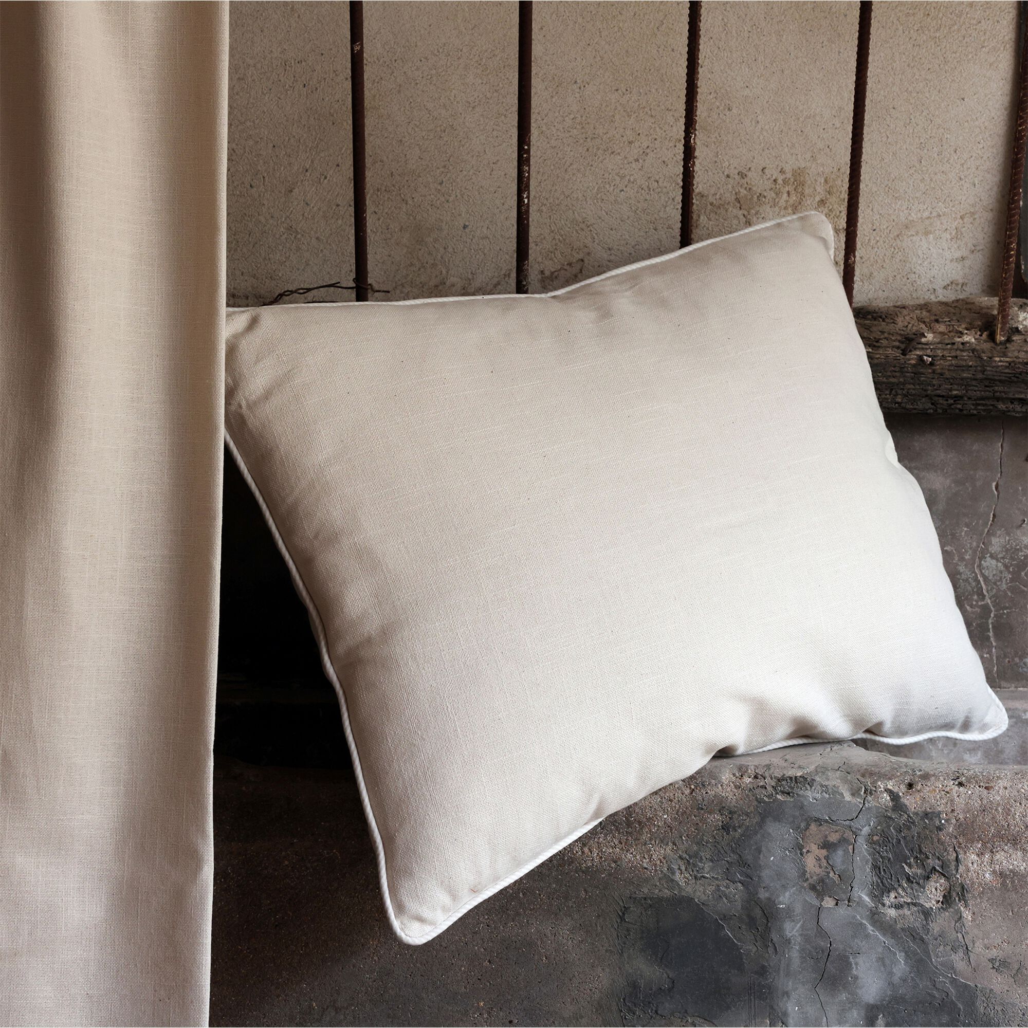 ARLES - Coussin à passepoil bicolore en coton 30x50cm - beige