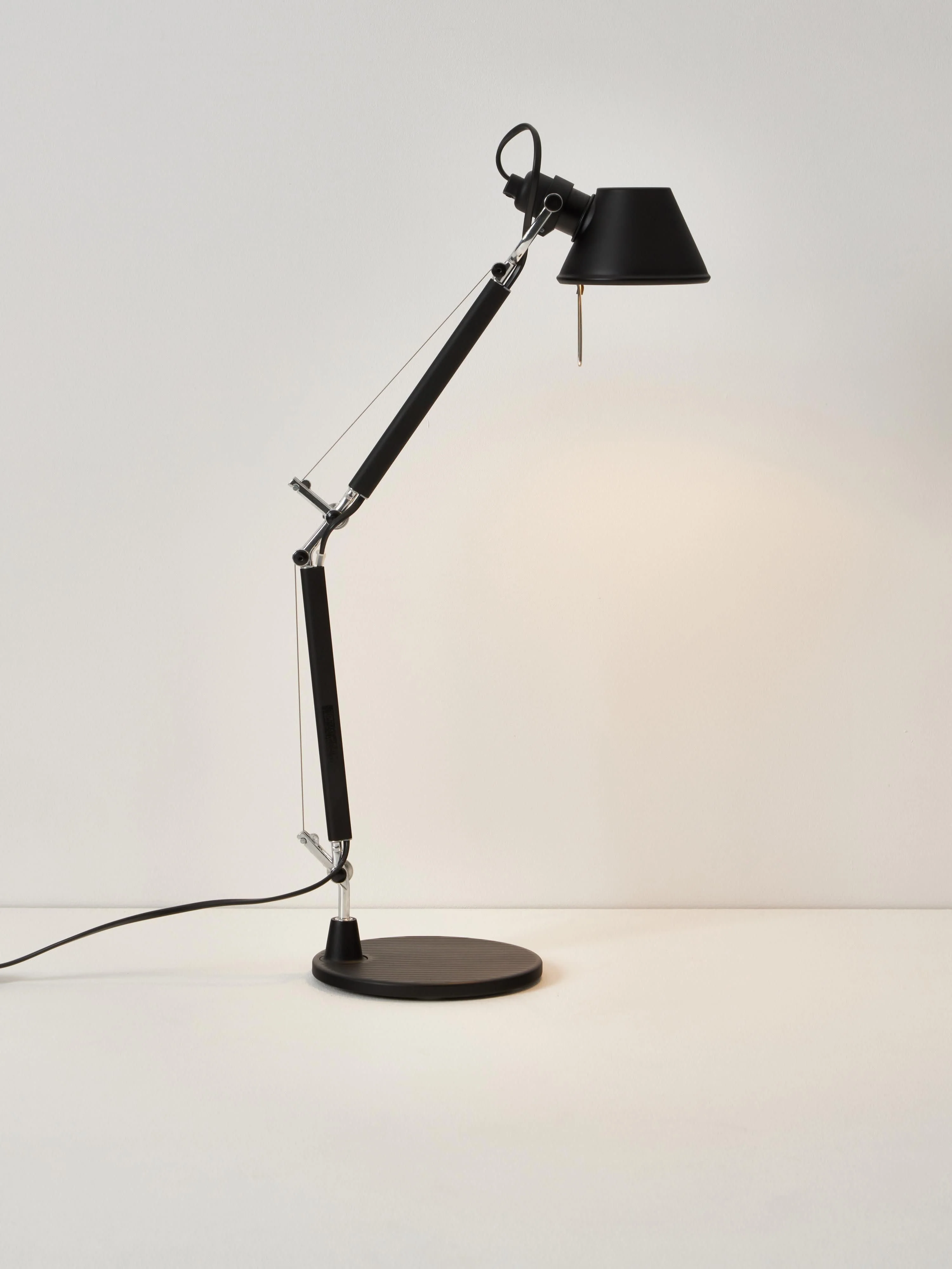 Verstellbare Schreibtischlampe Tolomeo Micro