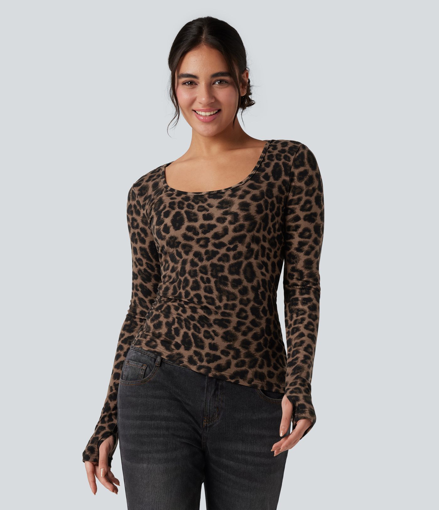 T-shirt imprimé léopard col échancré ourlet asymétrique manches longues avec trous pouces