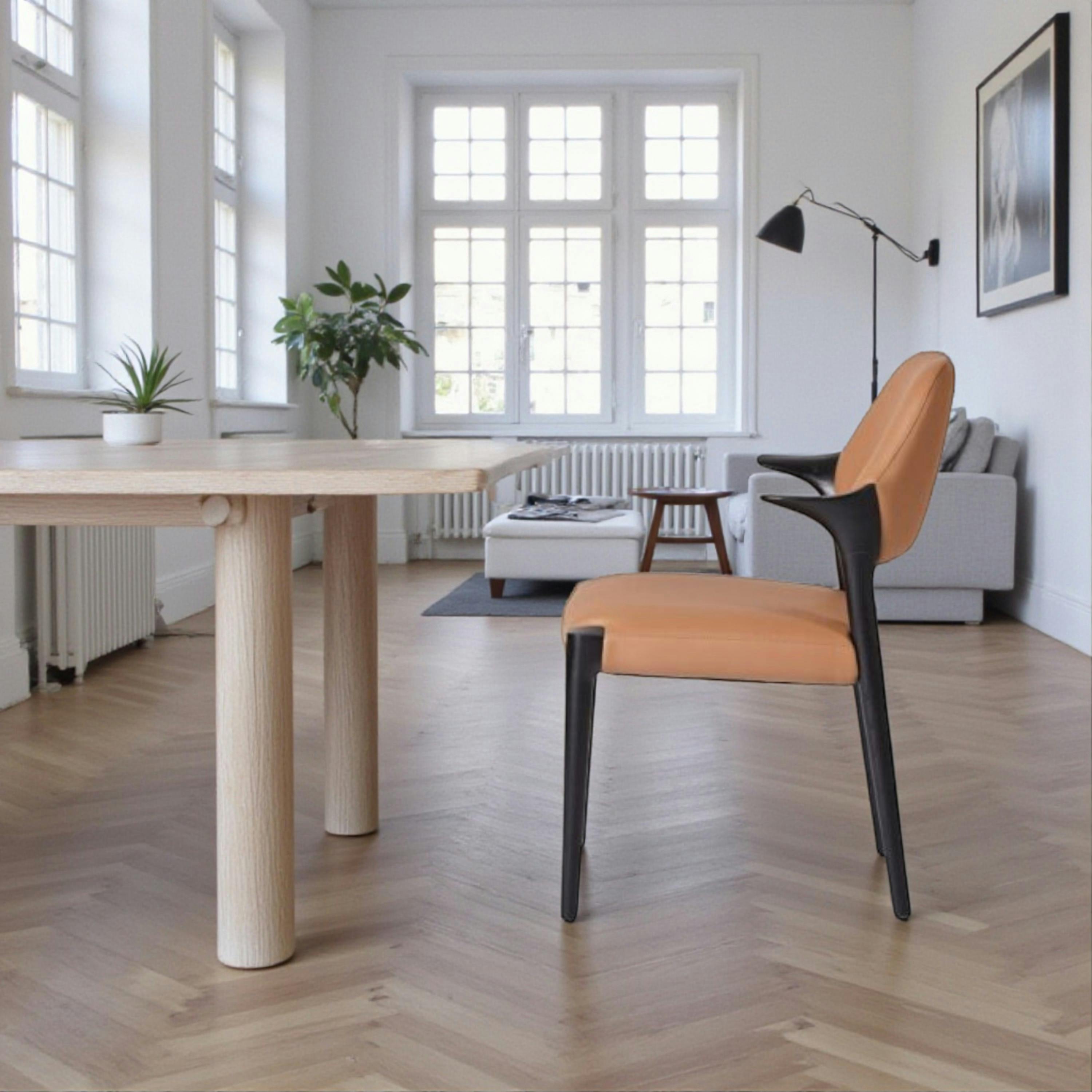 Chaise en cuir marron design, accoudoirs bois noir ALDER