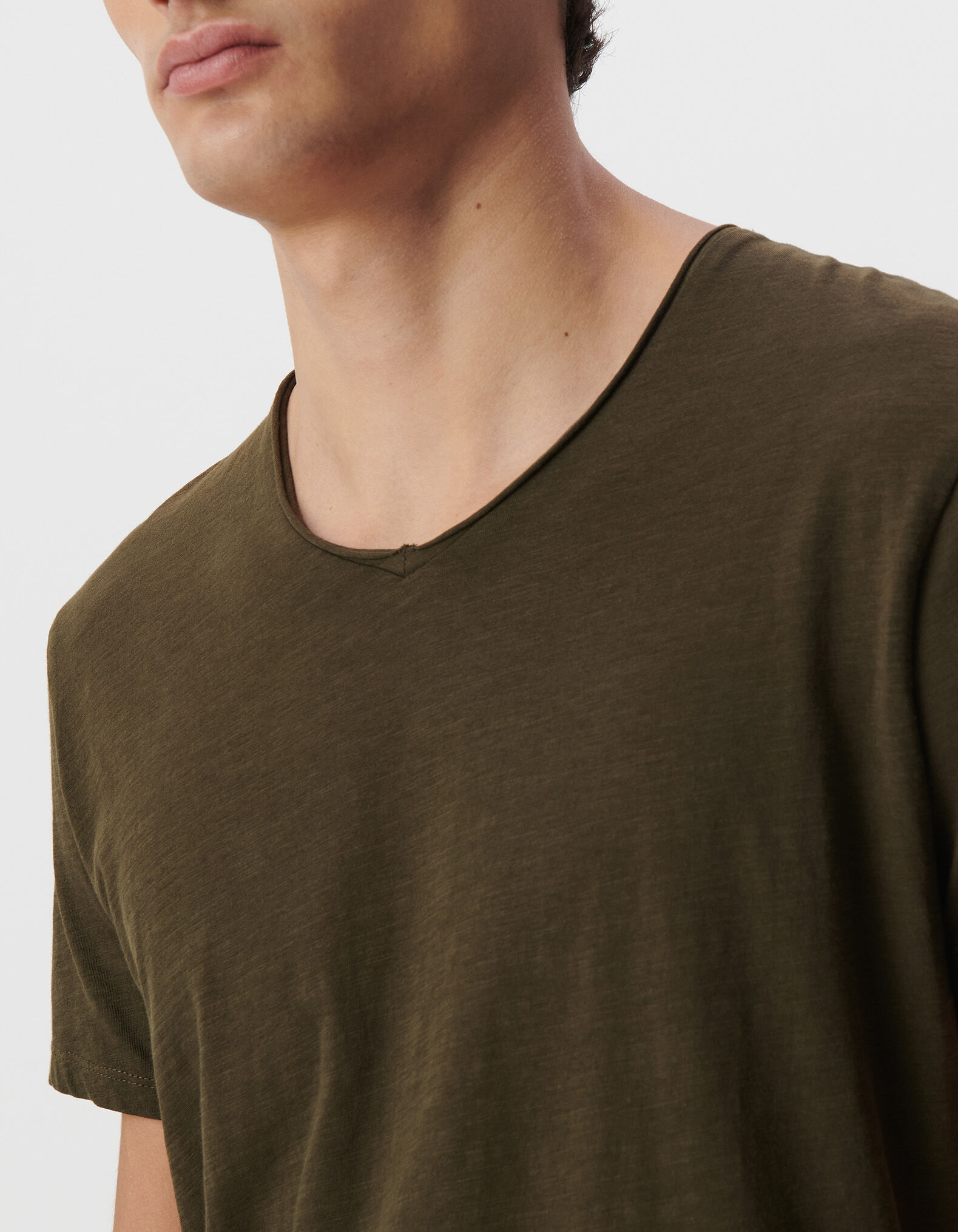 T-shirt L'Essentiel dark kaki à col V Homme