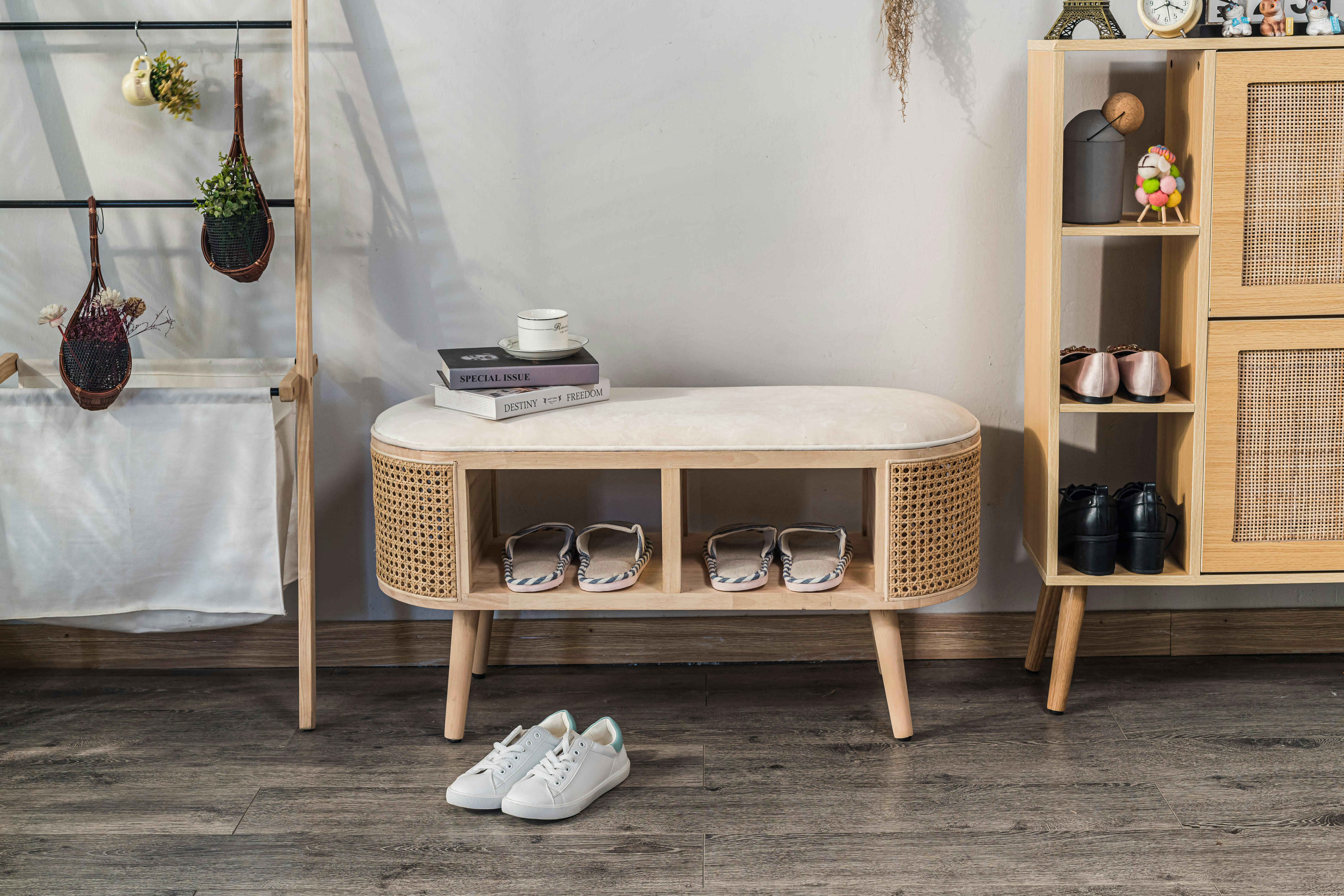 - Banc avec rangement en rotin et velours beige