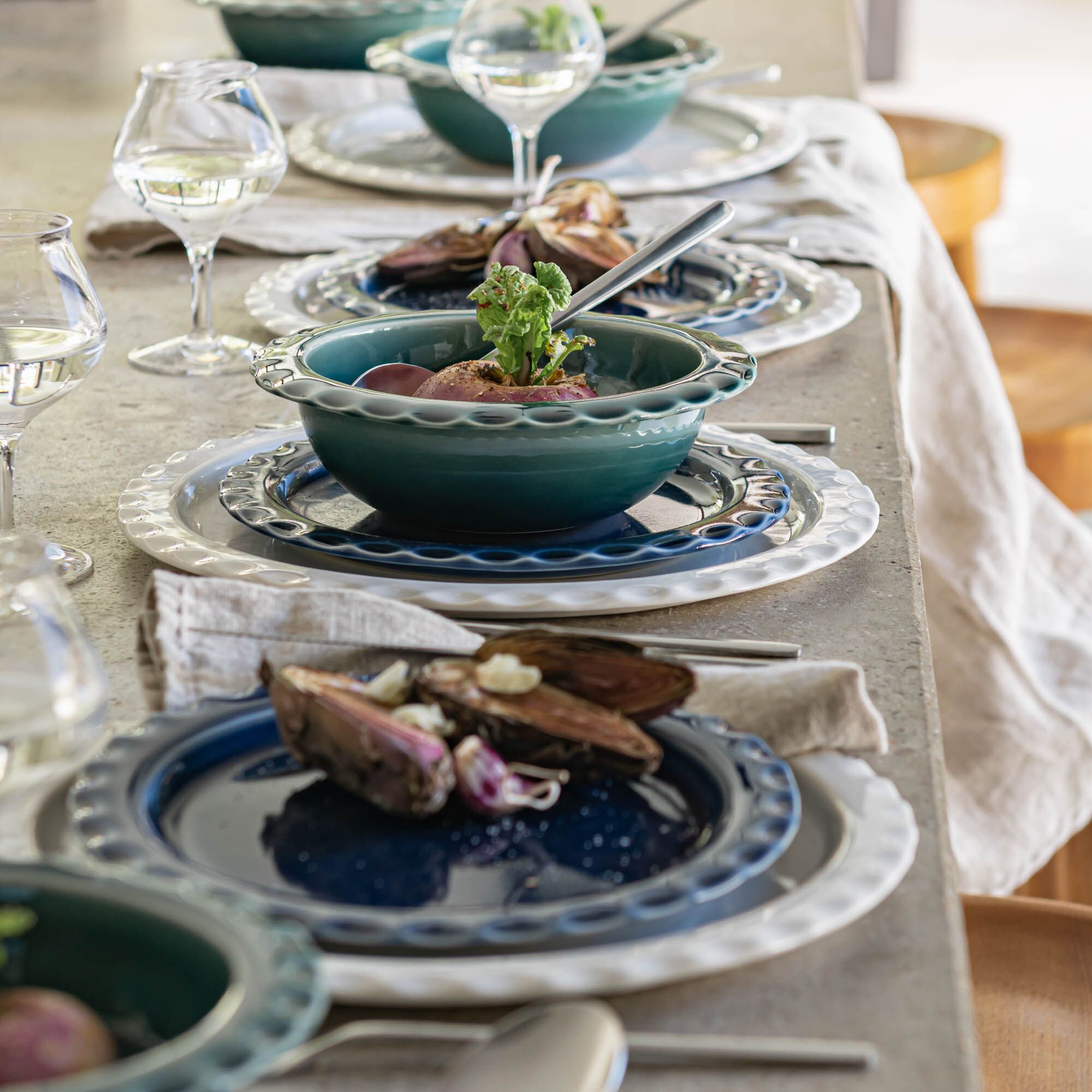 ABILIO - Assiette plate ondulée en grès D27,5cm - blanc ventoux