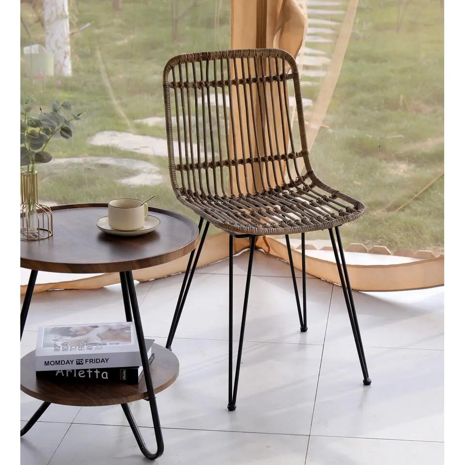 Set van 2 metalen en natuurlijke rotan tuinstoelen