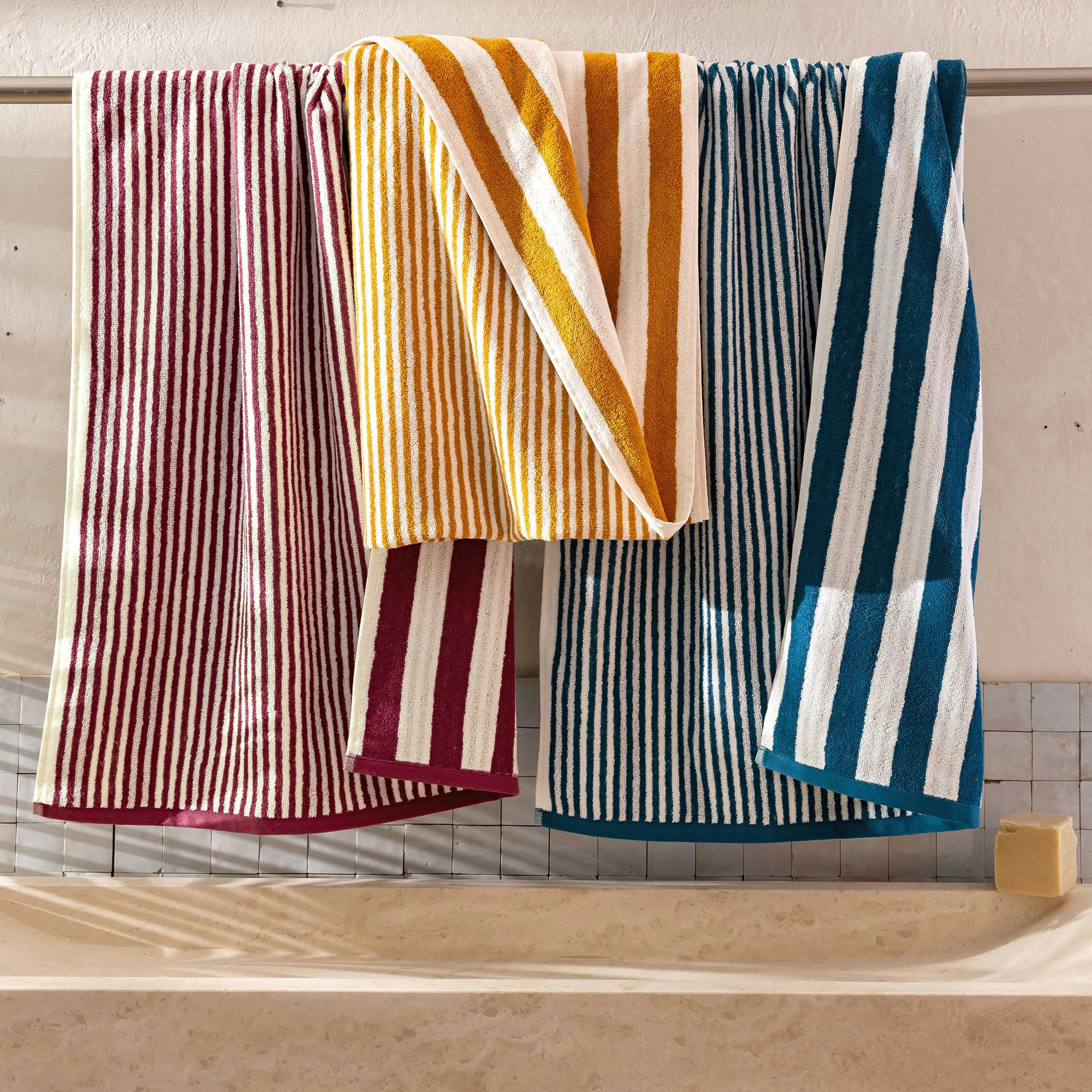 CHARLIE - Drap de bain 100x150 jaune ocre en coton 450 g/m²