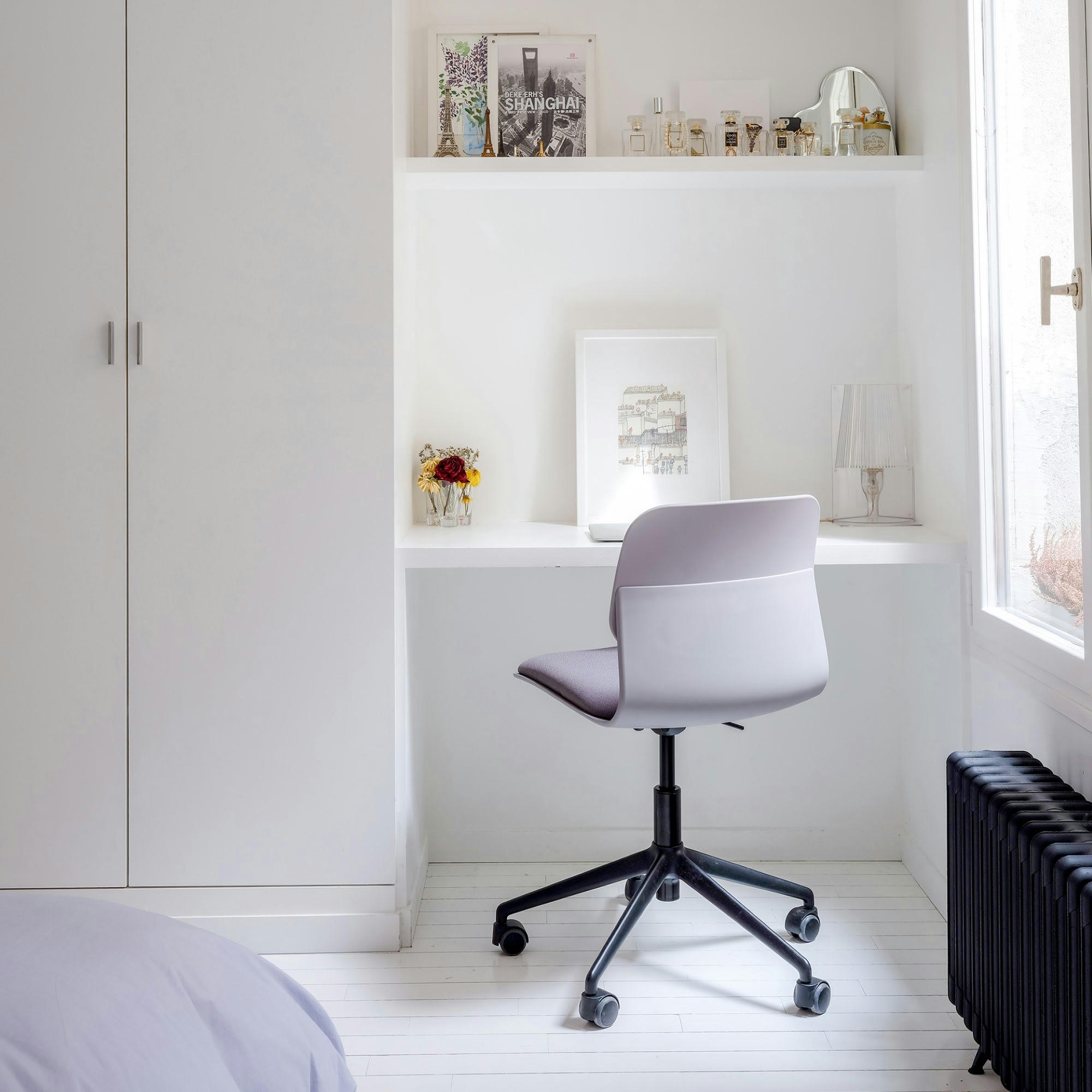 - Chaise de bureau design grise pivotante sur roulettes