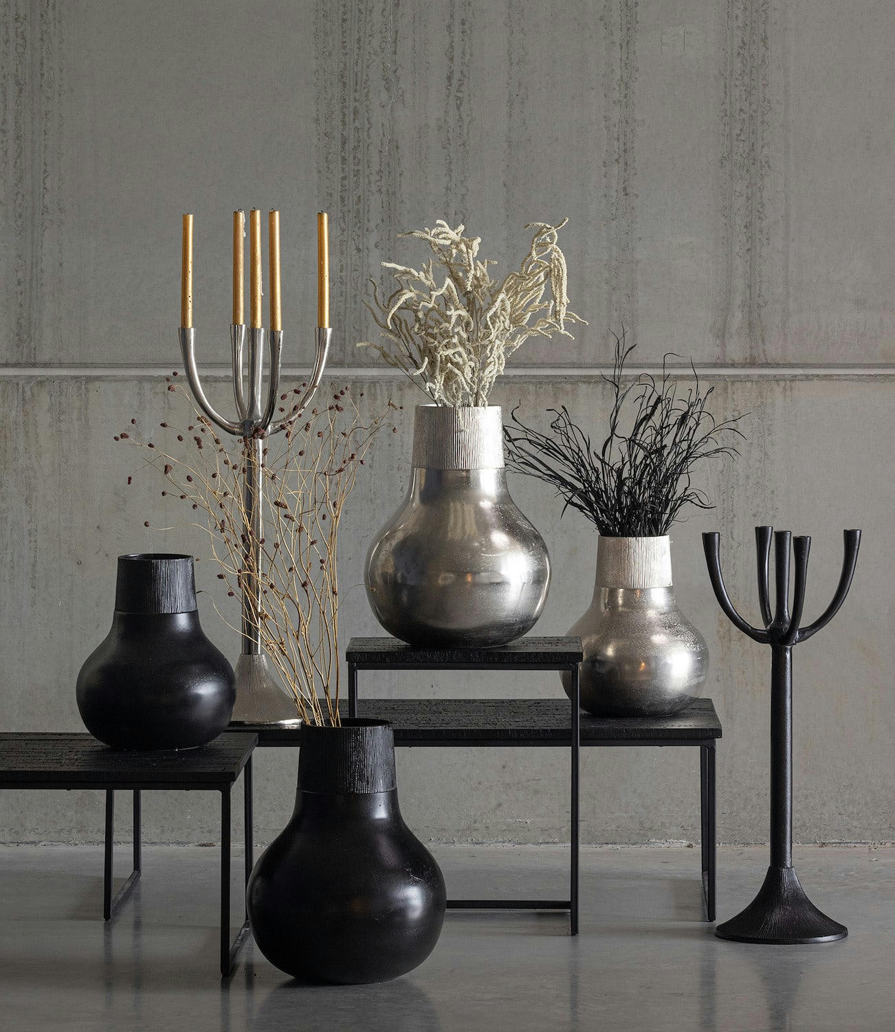 BEPUREHOME - Table d'appoint carrée en bois et métal noir