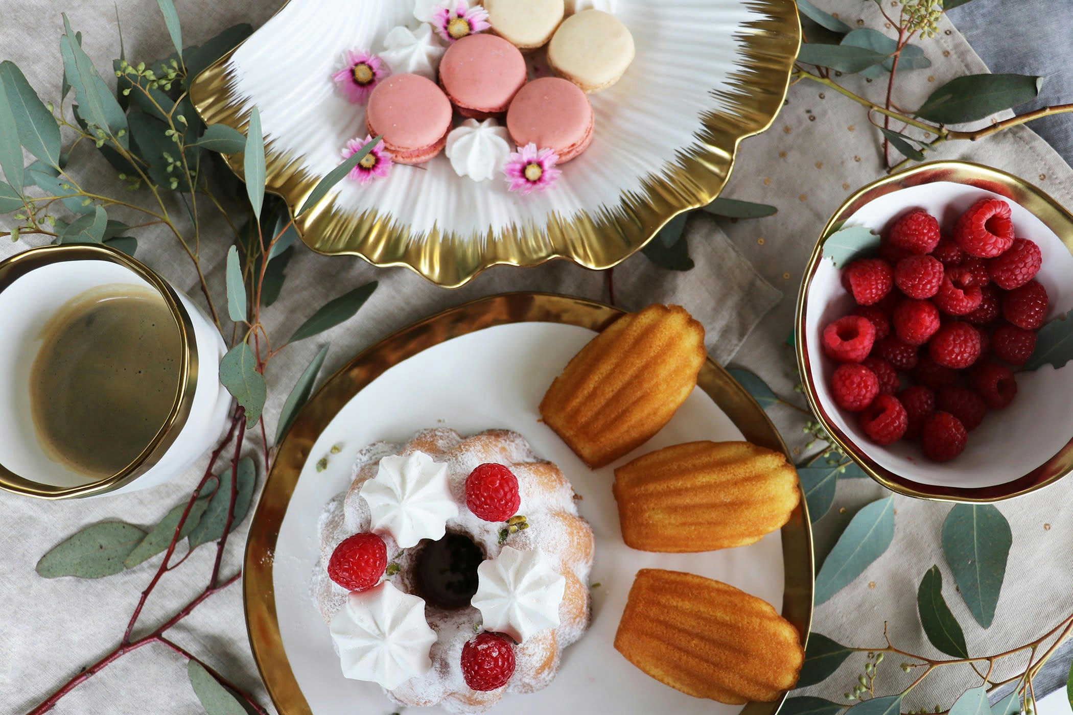 BELL - Lot 6 mugs, 6 bols, 6 assiettes plates en porcelaine blanche et dorée